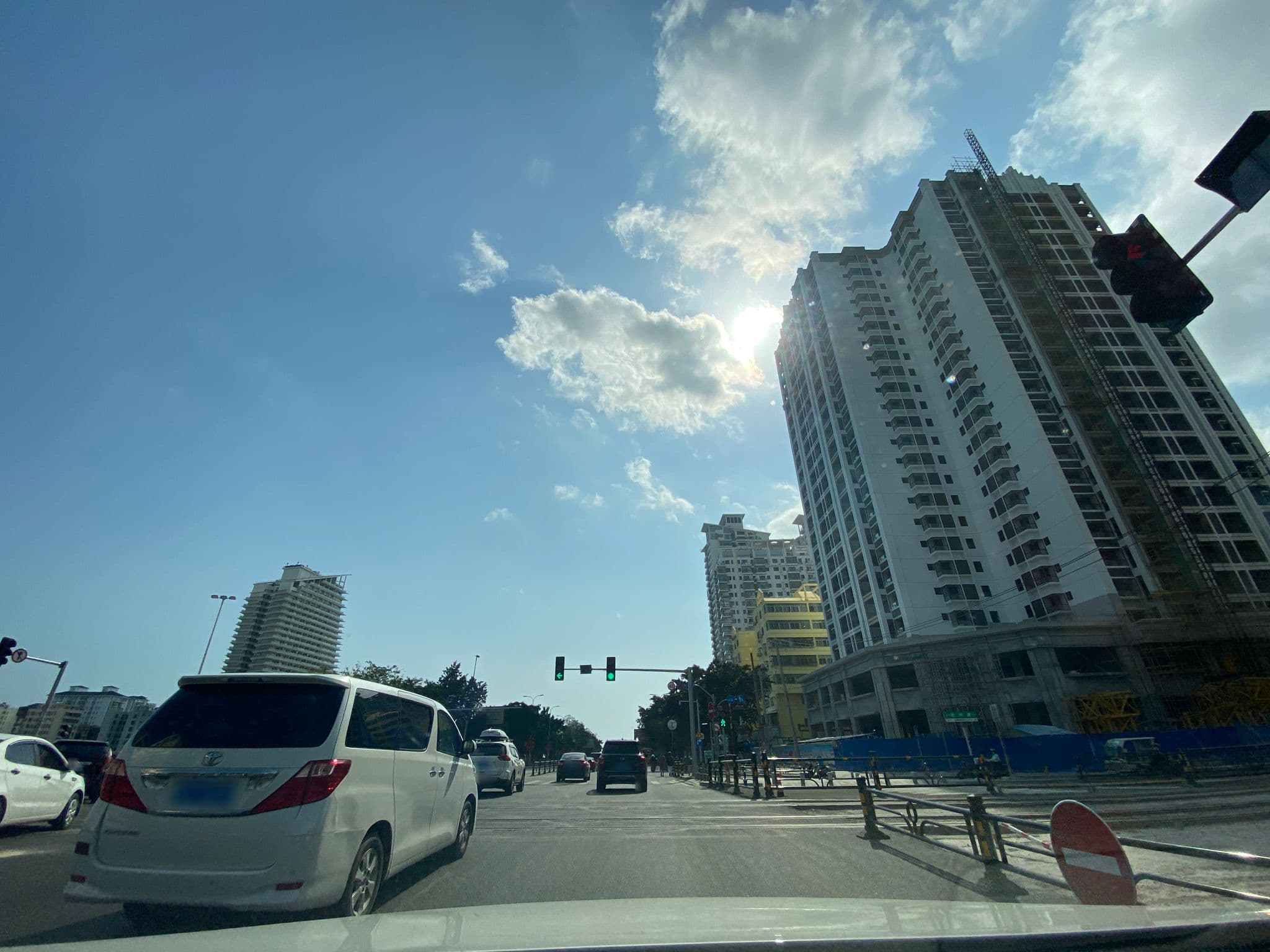 Street view near 三亚觅思主题公寓, Sanya — © adirricor (CC BY-SA · Mapillary)