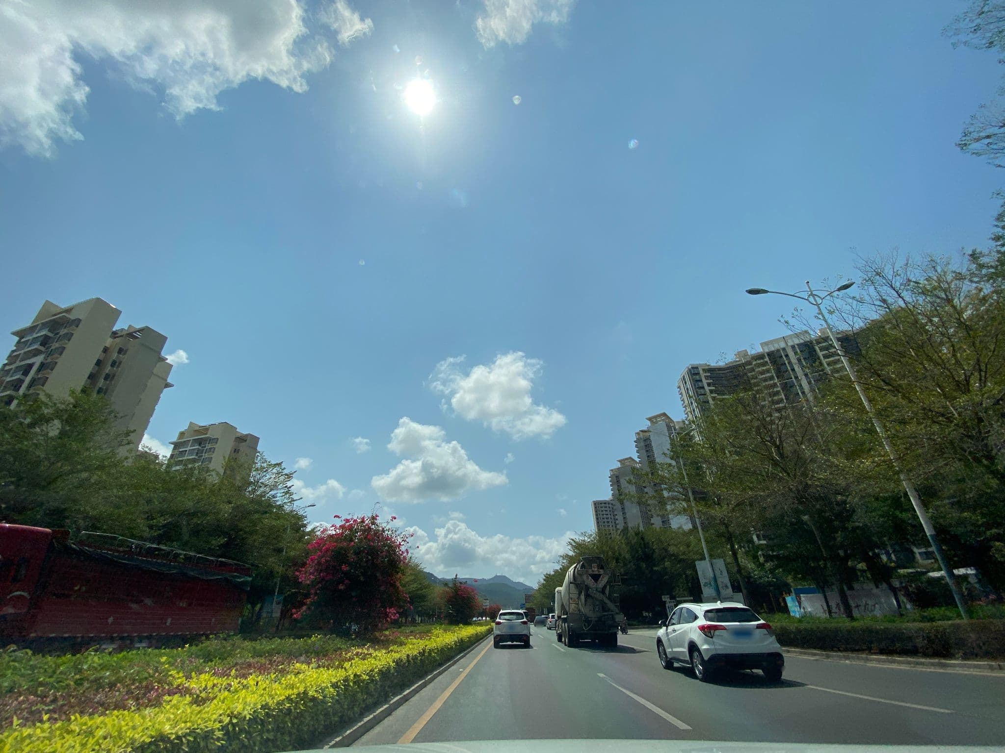Street view near 三亚祥瑞名人假日酒店, Sanya — © adirricor (CC BY-SA · Mapillary)