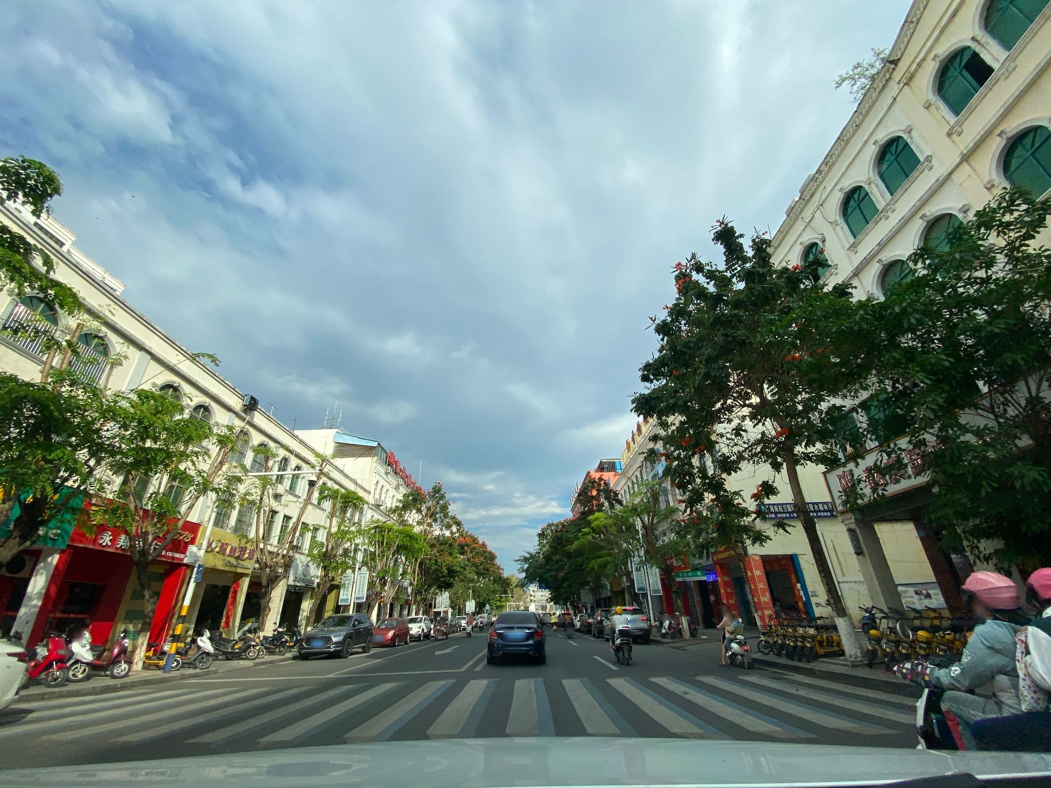 Street view near 骏怡精选酒店(陵水中心大道店), Baocheng — © adirricor (CC BY-SA · Mapillary)