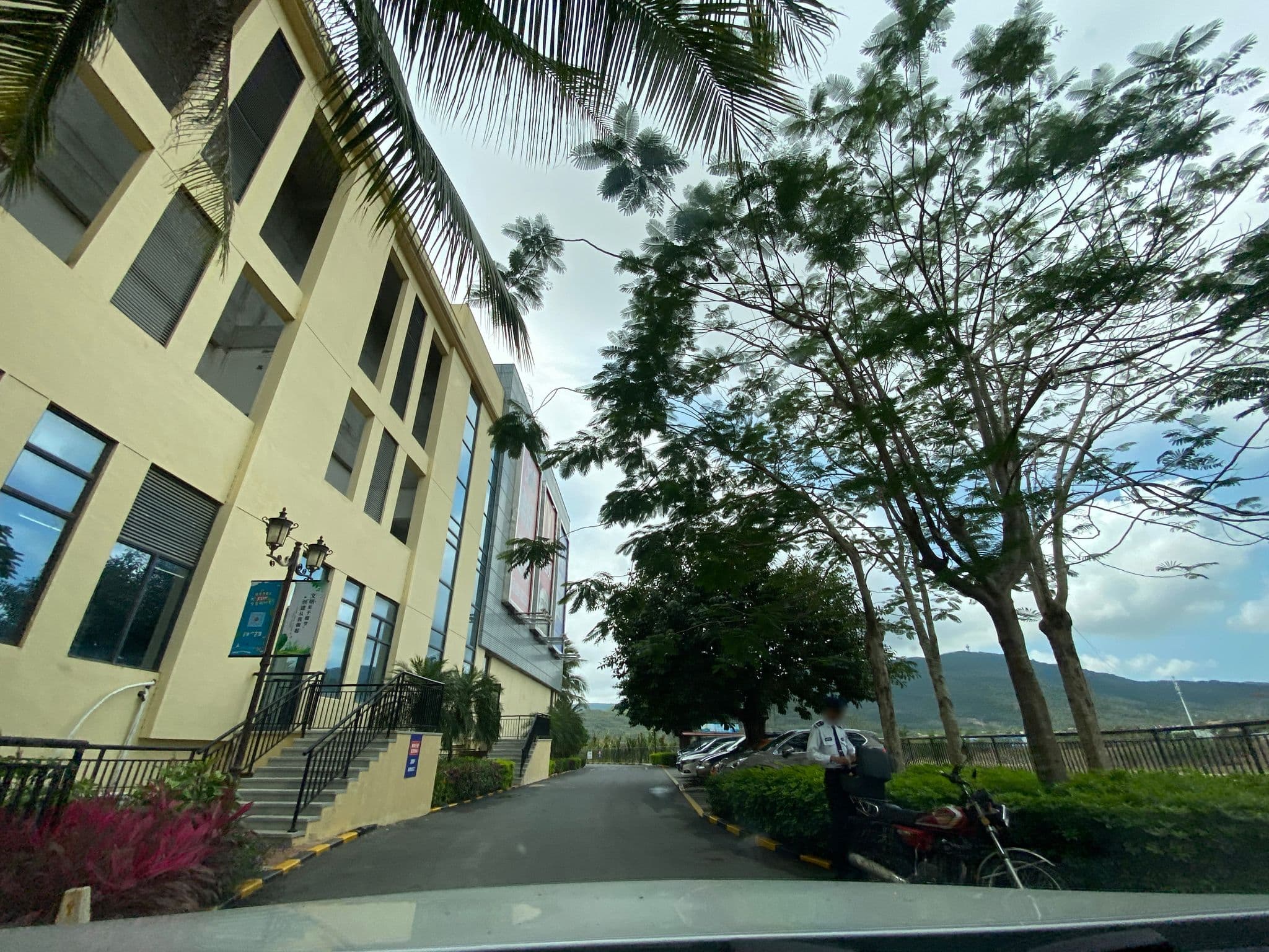Street view near 三亚亚龙湾远方有个村精品酒店, Sanya — © adirricor (CC BY-SA · Mapillary)