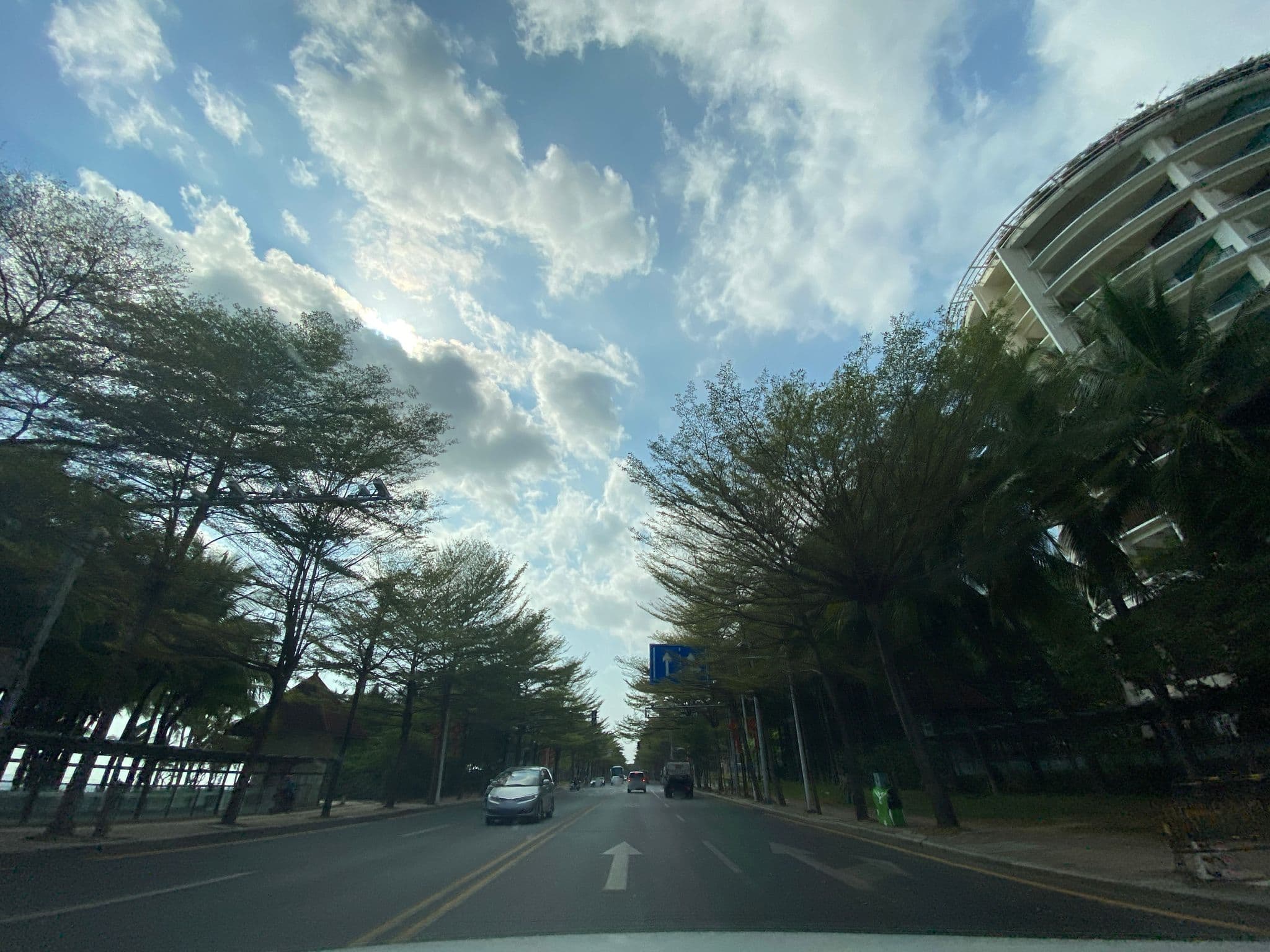 Street view near 三亚康年酒店 | Sanya Conifer Resort, Sanya — © adirricor (CC BY-SA · Mapillary)
