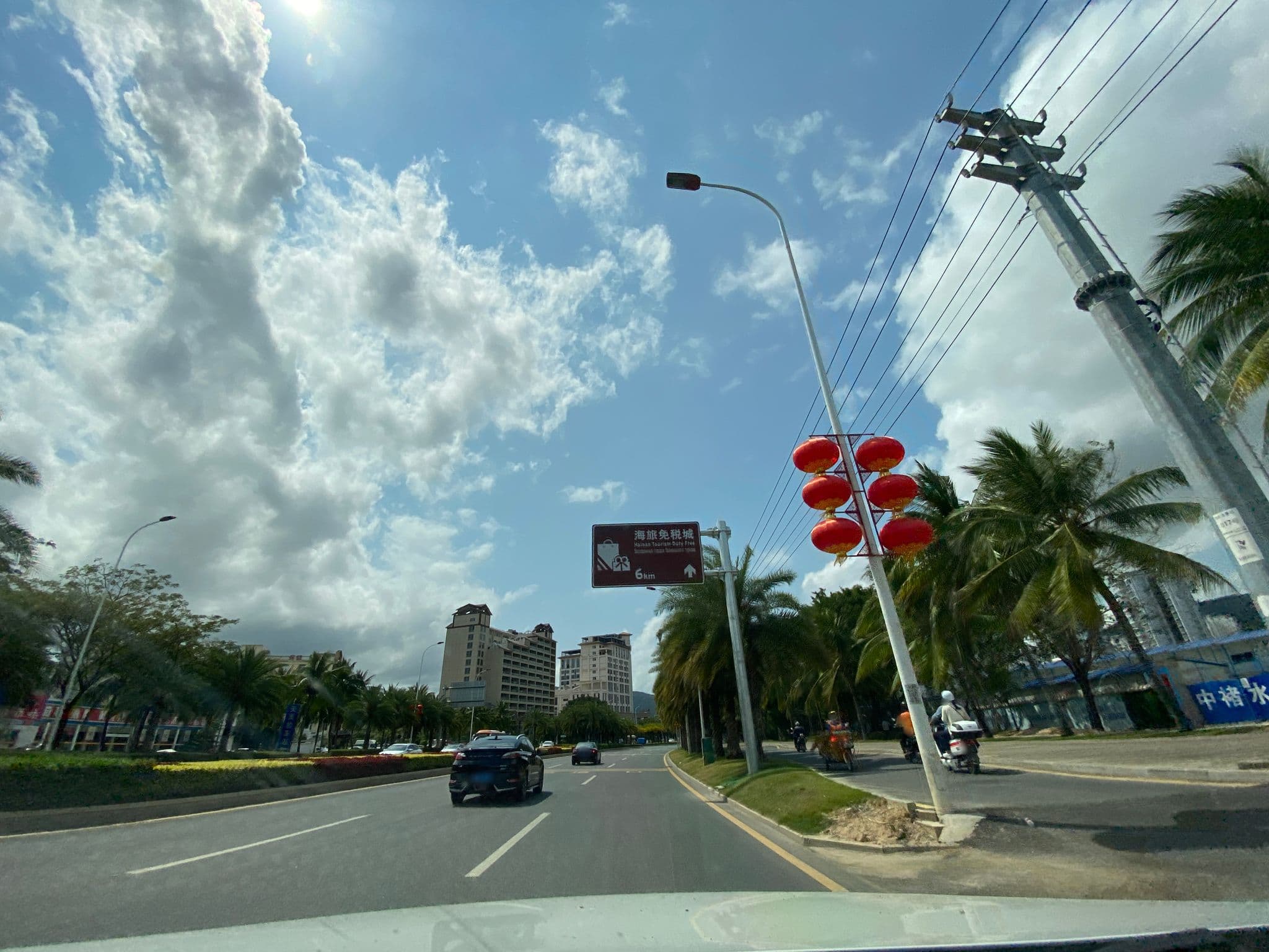 Street view near 三亚顺和快捷酒店, Sanya — © adirricor (CC BY-SA · Mapillary)