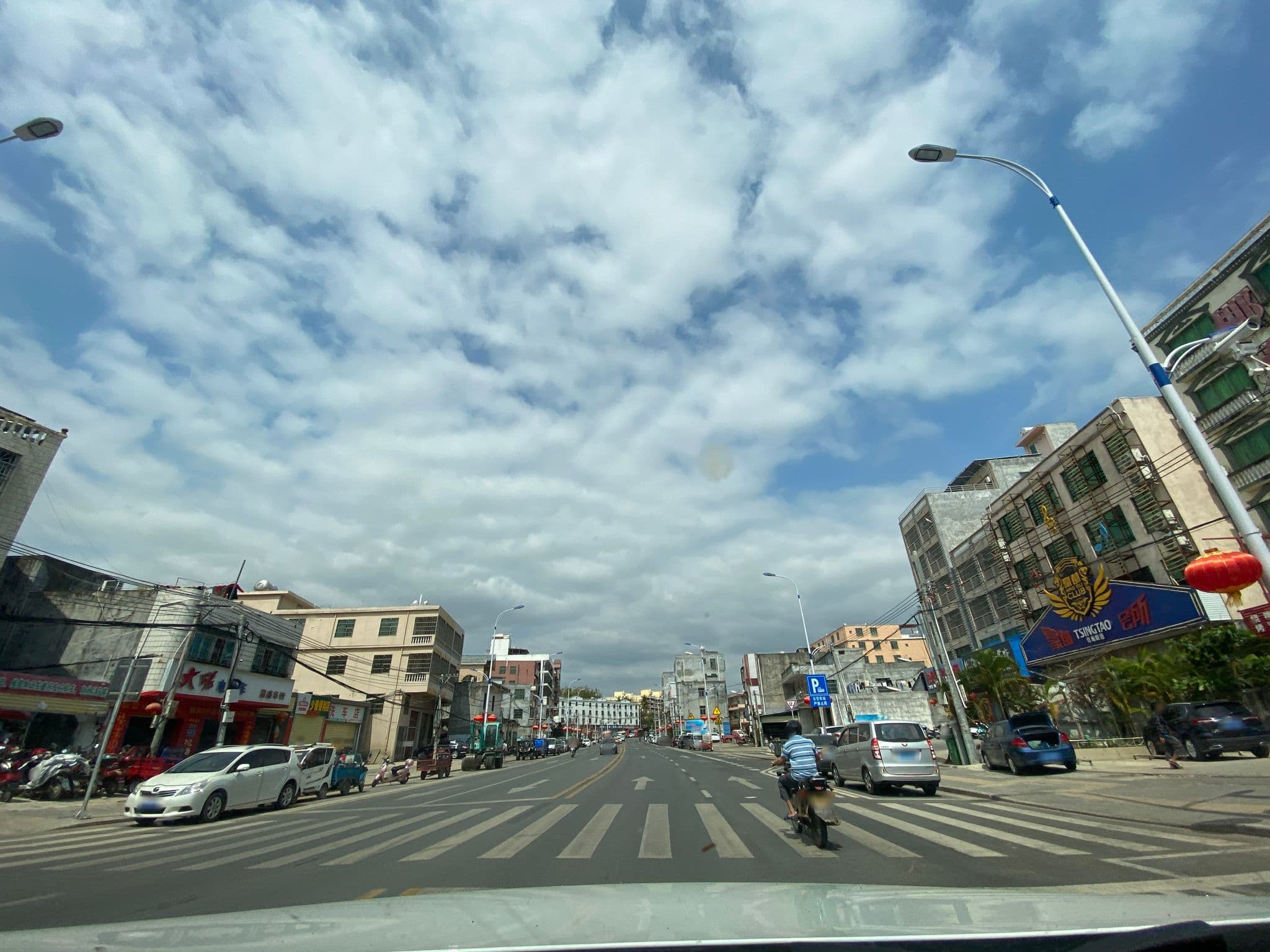 Street view near 椰子岛酒店, Baocheng — © adirricor (CC BY-SA · Mapillary)