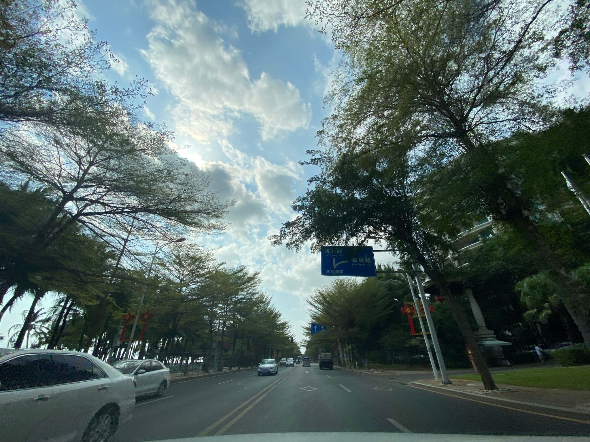 Street view near 三亚鑫鼎海景酒店, Sanya — © adirricor (CC BY-SA · Mapillary)
