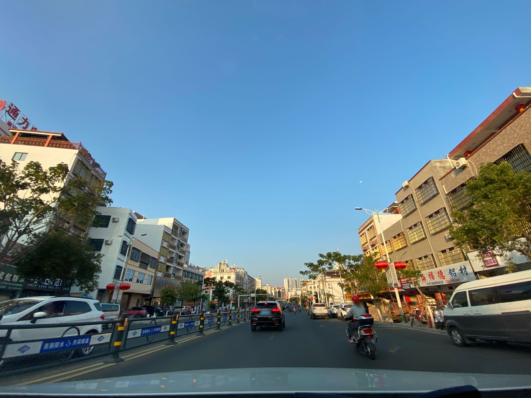 Street view near 陵水翠湖酒店, Baocheng — © adirricor (CC BY-SA · Mapillary)