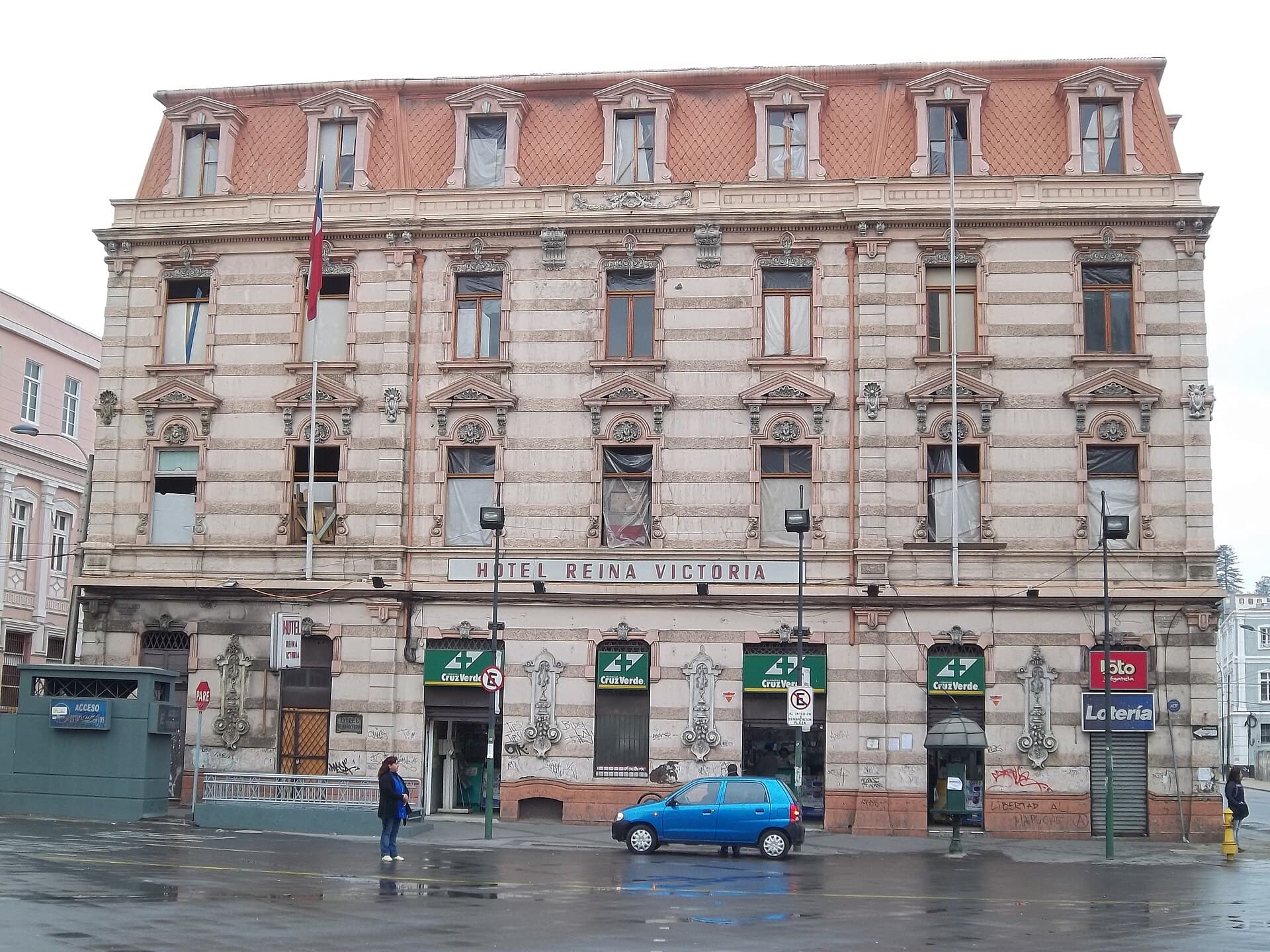 Hotel Reina Victoria (via Wikimedia Commons, CC BY-SA 3.0)