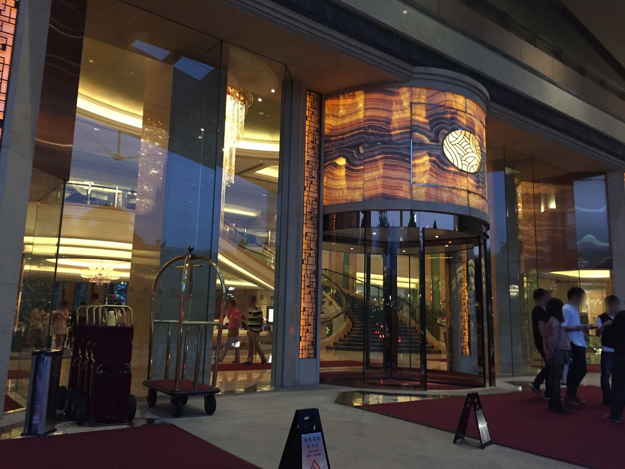 Street view near Shangri-La Hotel 香格里拉大酒店, Dasha — © tameras (CC BY-SA · Mapillary)