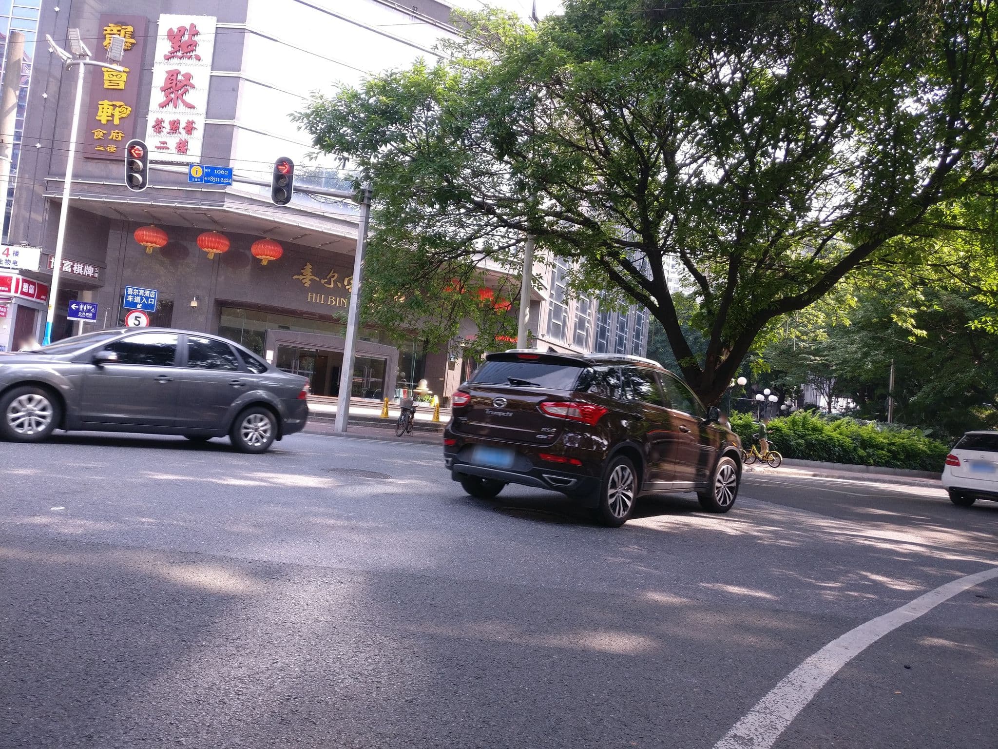 Street view near Hilbin Hotel, Guangzhou — © aleung (CC BY-SA · Mapillary)