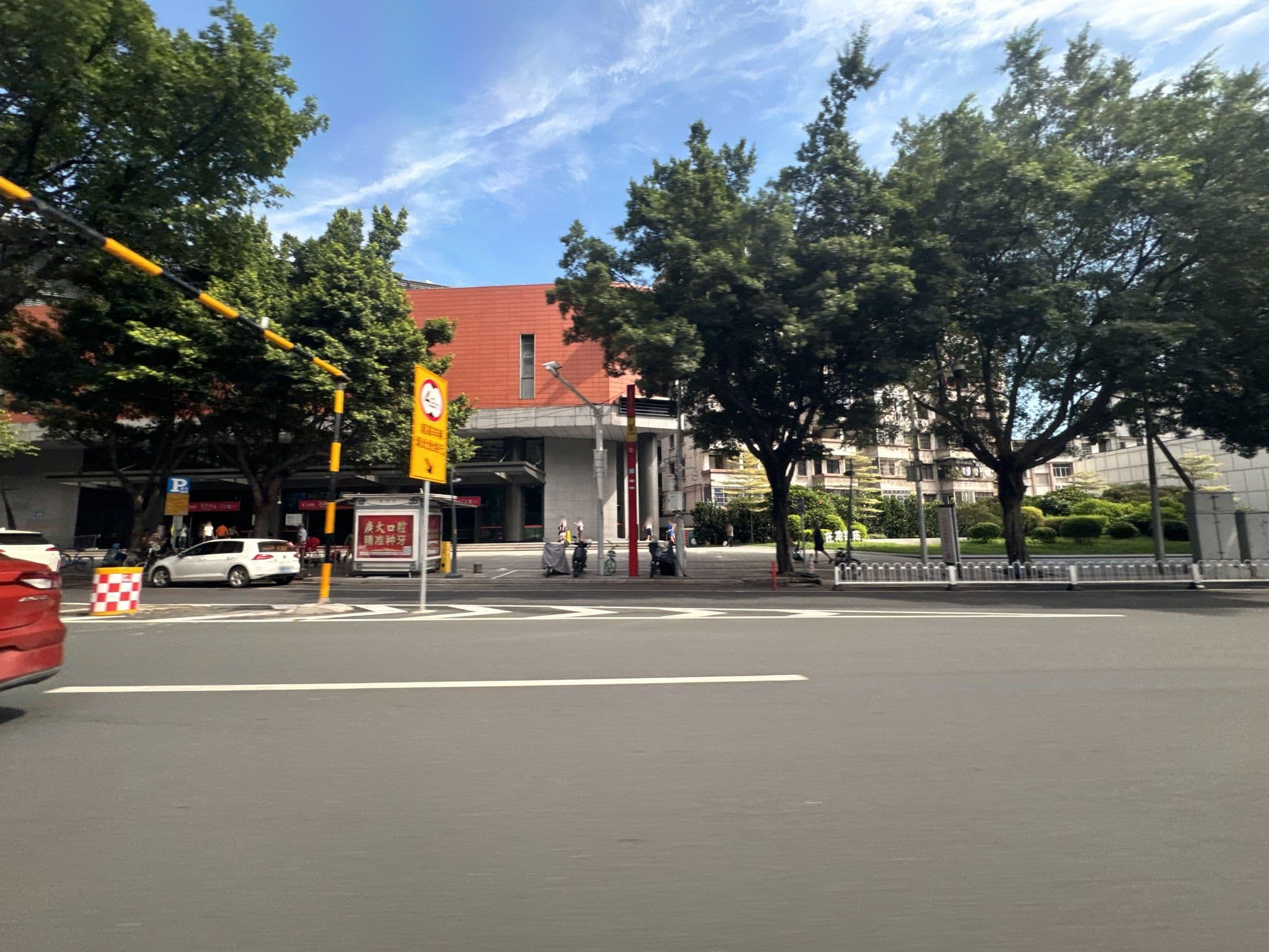 Street view near 骏星酒店 Jovenstars Hotel, Guangzhou — © filipb (CC BY-SA · Mapillary)