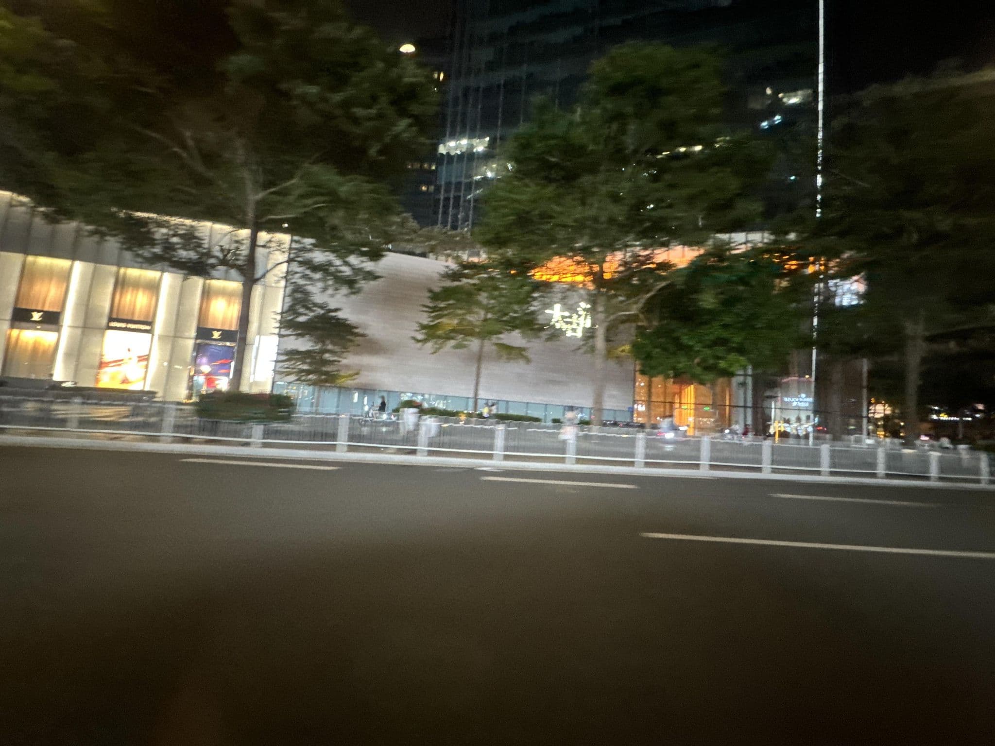 Street view near シェラトン広州ホテル, Guangzhou — © filipb (CC BY-SA · Mapillary)