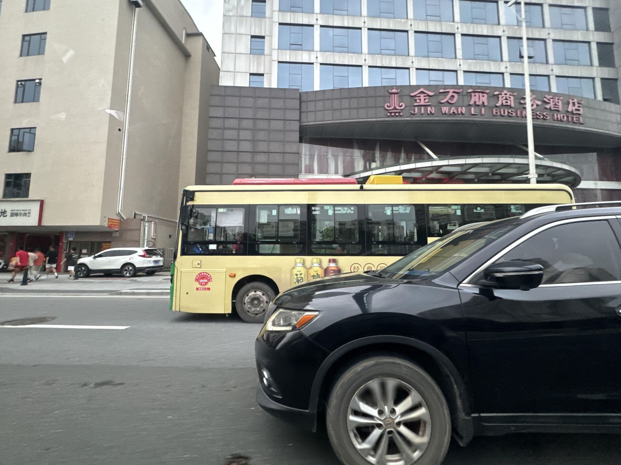 Street view near Jin Wan Li business Hotel, Guangzhou — © filipb (CC BY-SA · Mapillary)