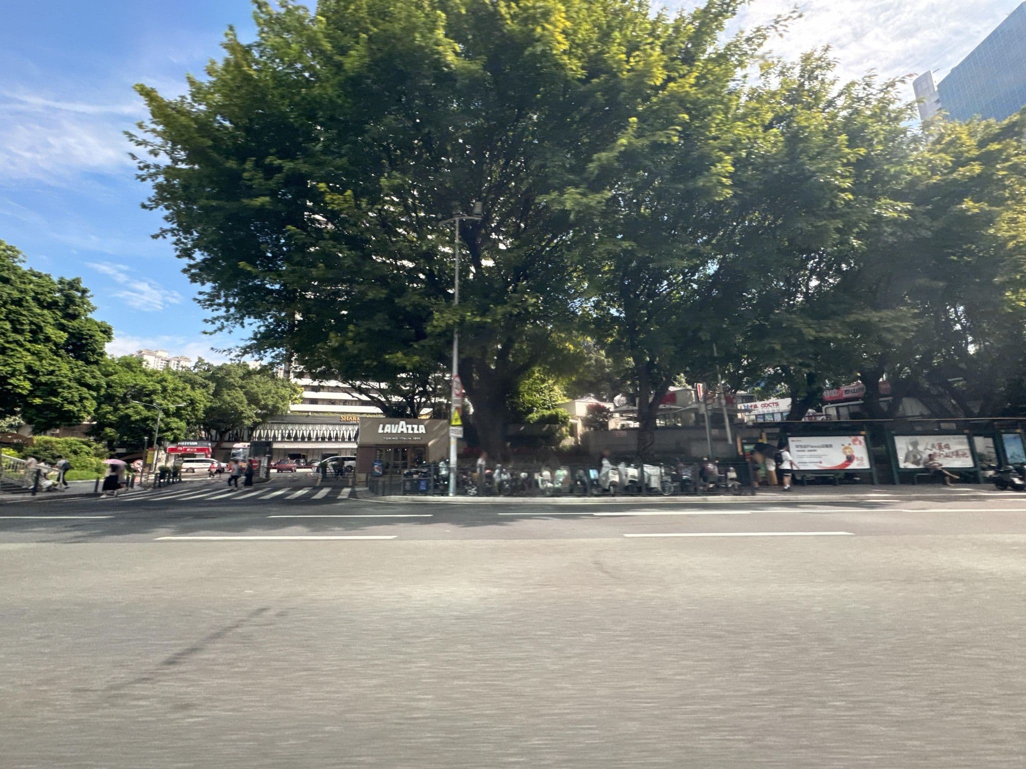 Street view near 白云宾馆 / Baiyun Hotel, Guangzhou — © filipb (CC BY-SA · Mapillary)
