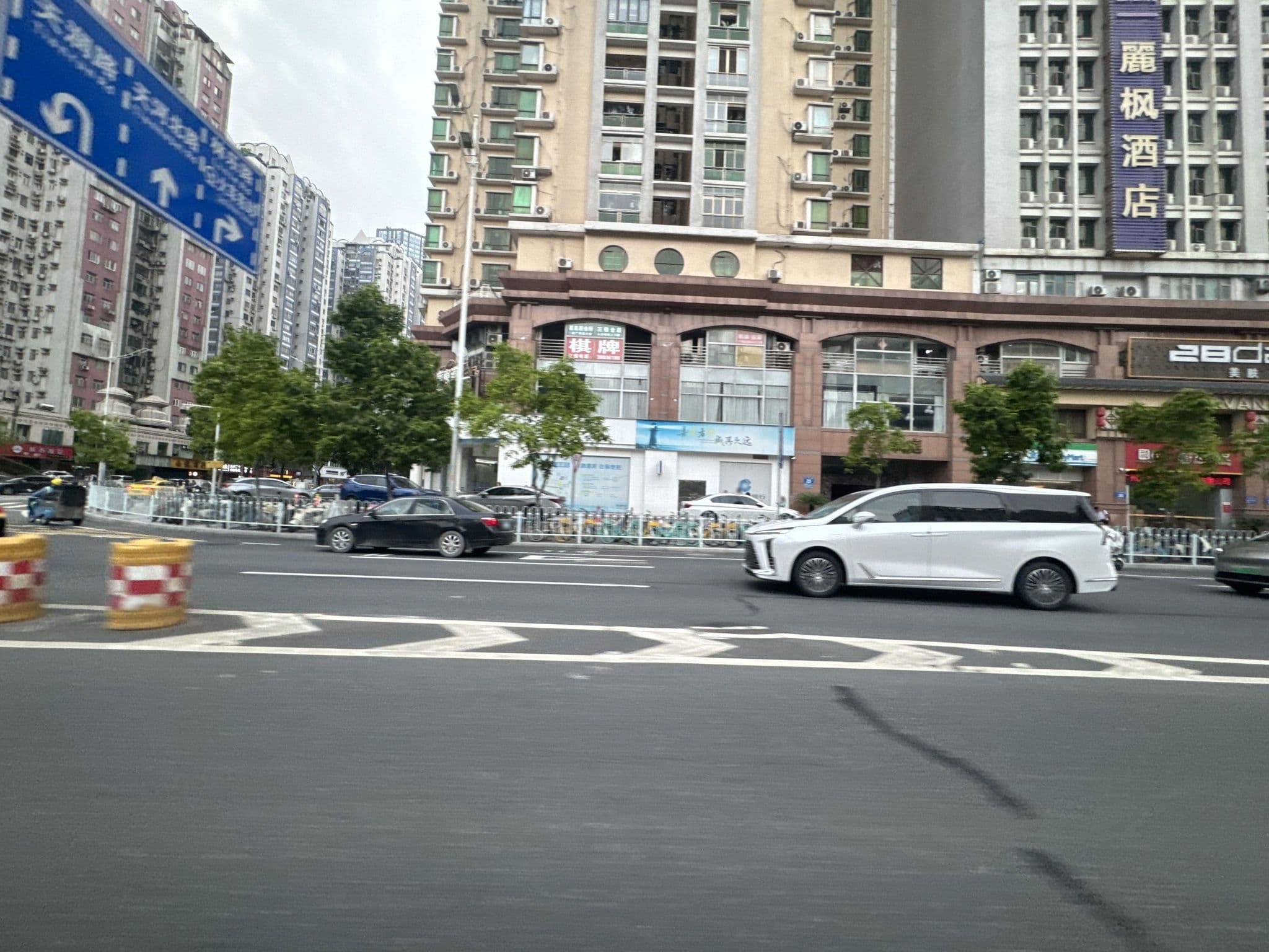 Street view near 广州东站时尚青年旅舍 Guangzhou East Railway Station Fashion Hostel, Guangzhou — © filipb (CC BY-SA · Mapillary)