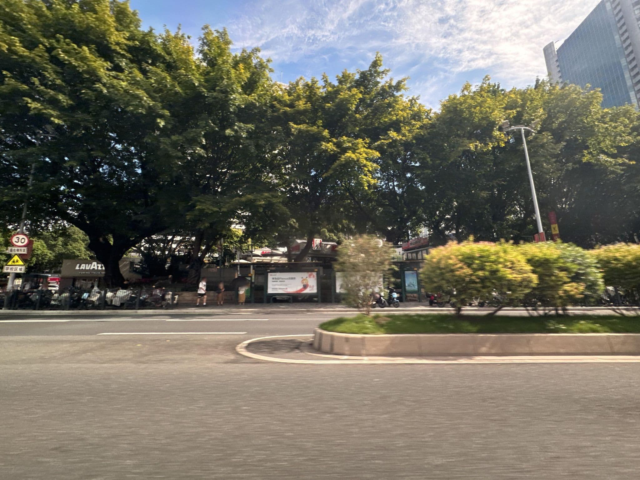 Street view near Bai Yun Hong Bo Hotel Guangzhou, Guangzhou — © filipb (CC BY-SA · Mapillary)