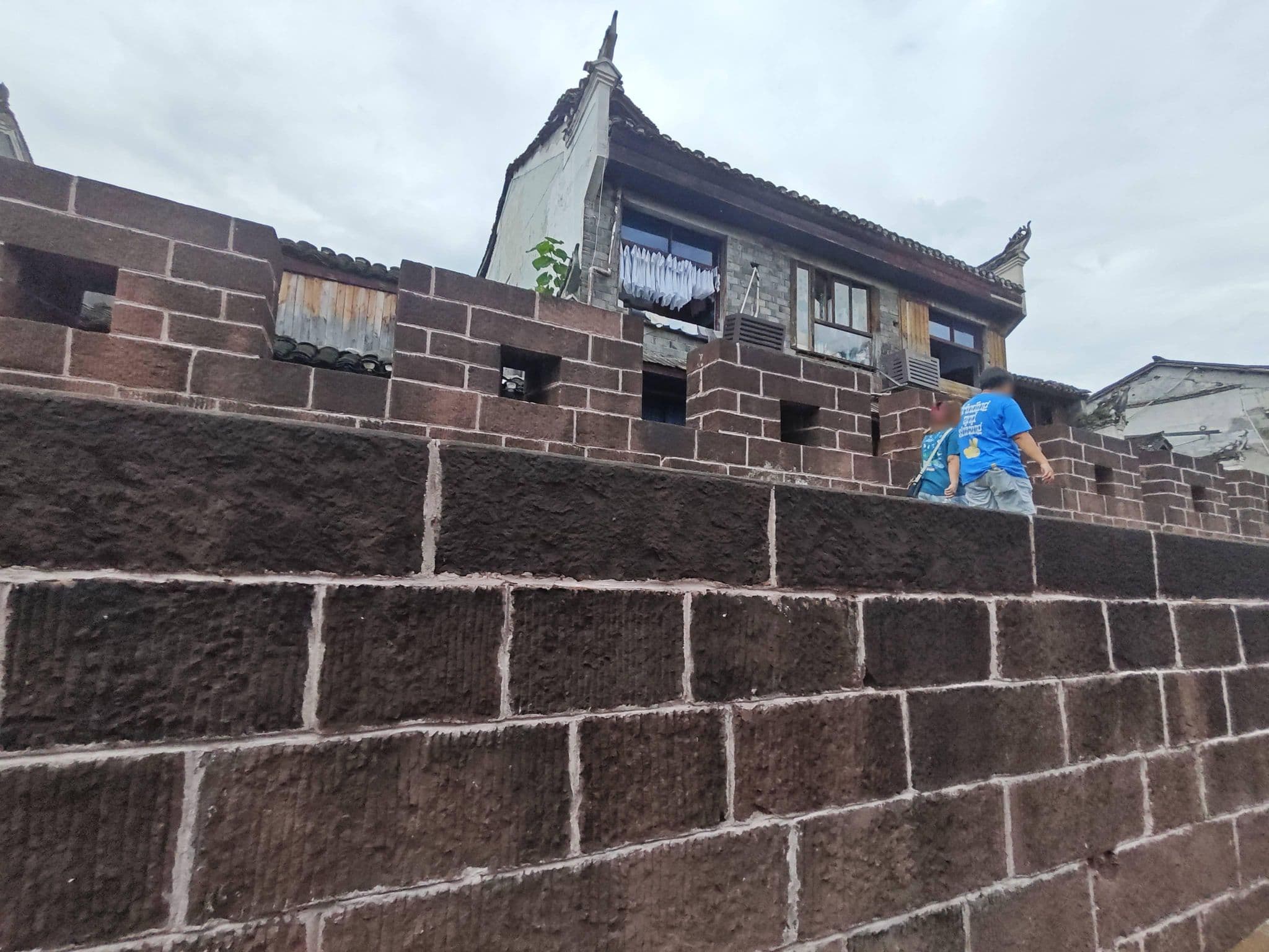 Street view near 苗家客栈, Fenghuang — © xbd (CC BY-SA · Mapillary)