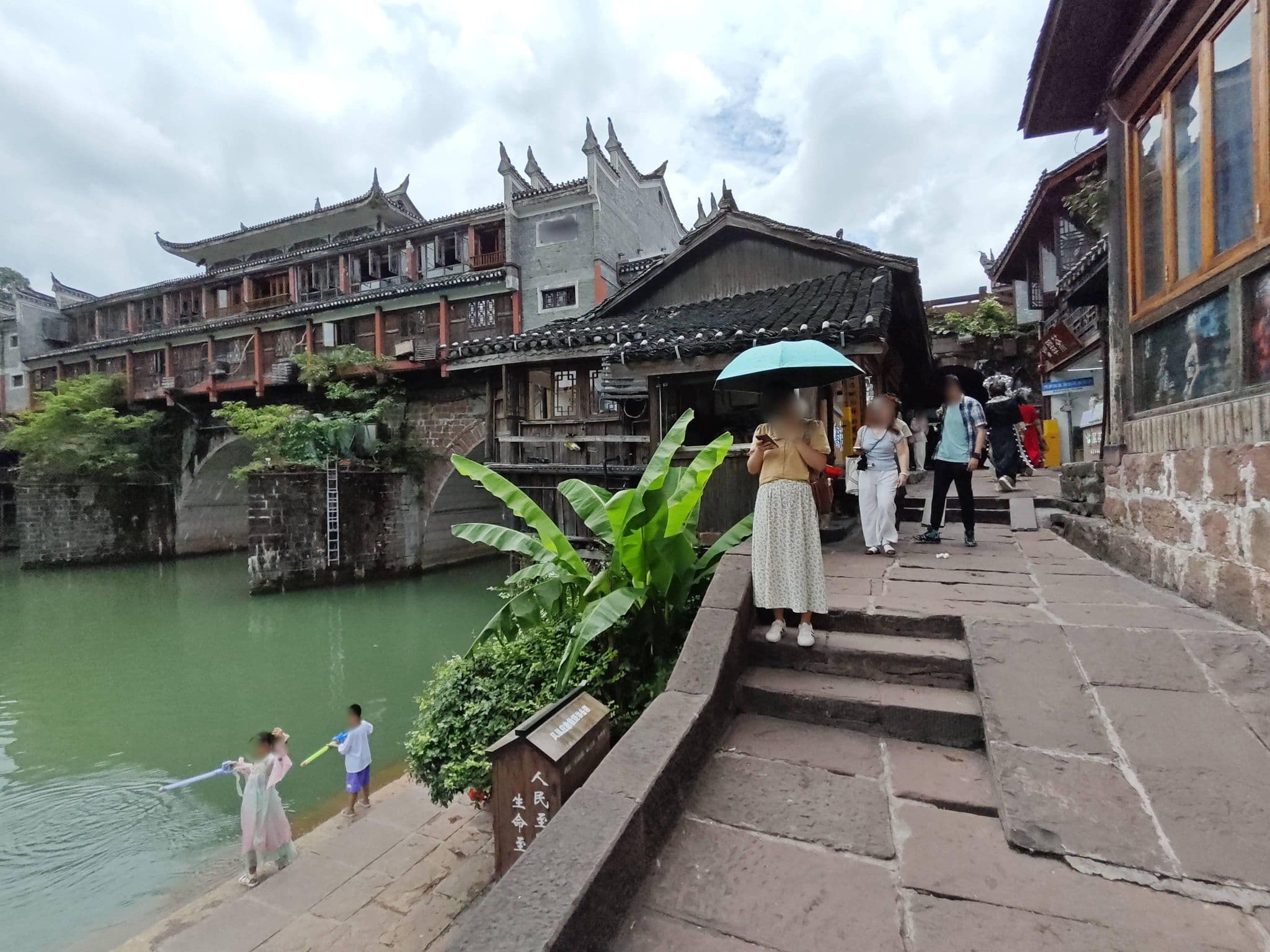 Street view near 凤凰国际青年旅社, Fenghuang — © xbd (CC BY-SA · Mapillary)