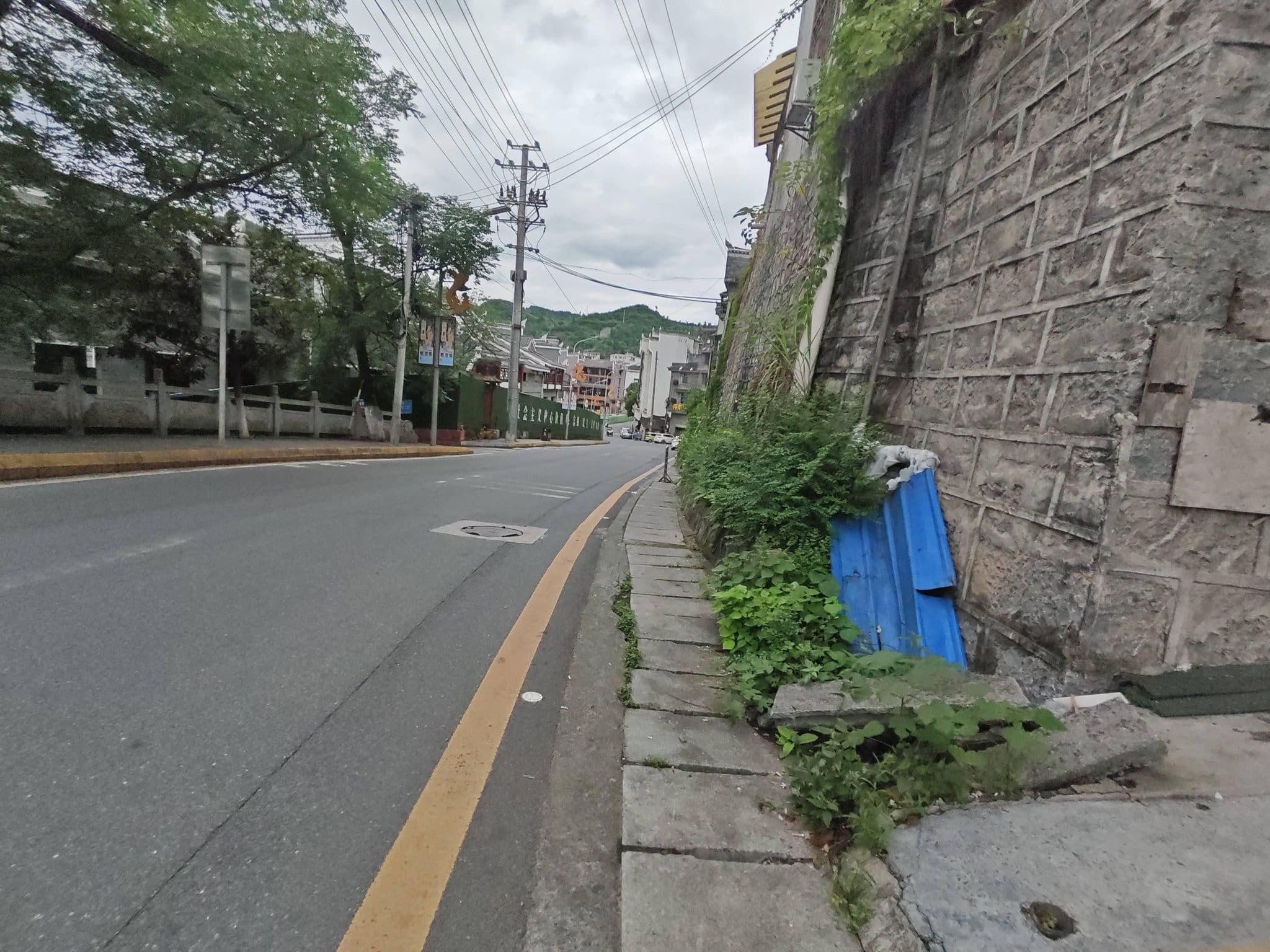 Street view near Fenghuang Ancient city Jiaxing inn (家兴楼客栈), Fenghuang — © xbd (CC BY-SA · Mapillary)