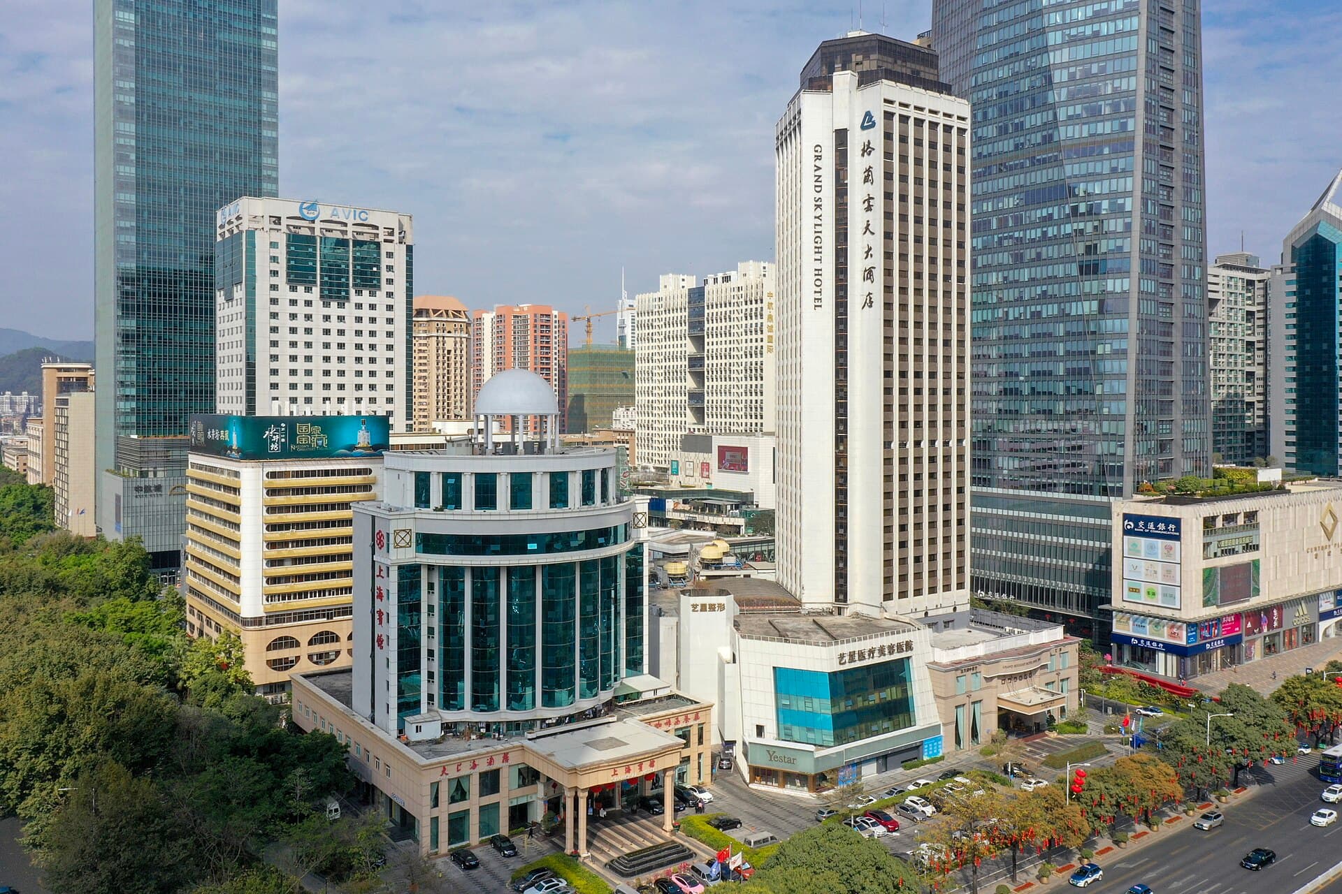 上海宾馆 Shenzhen Shanghai Hotel (via Wikimedia Commons, CC BY-SA 4.0)
