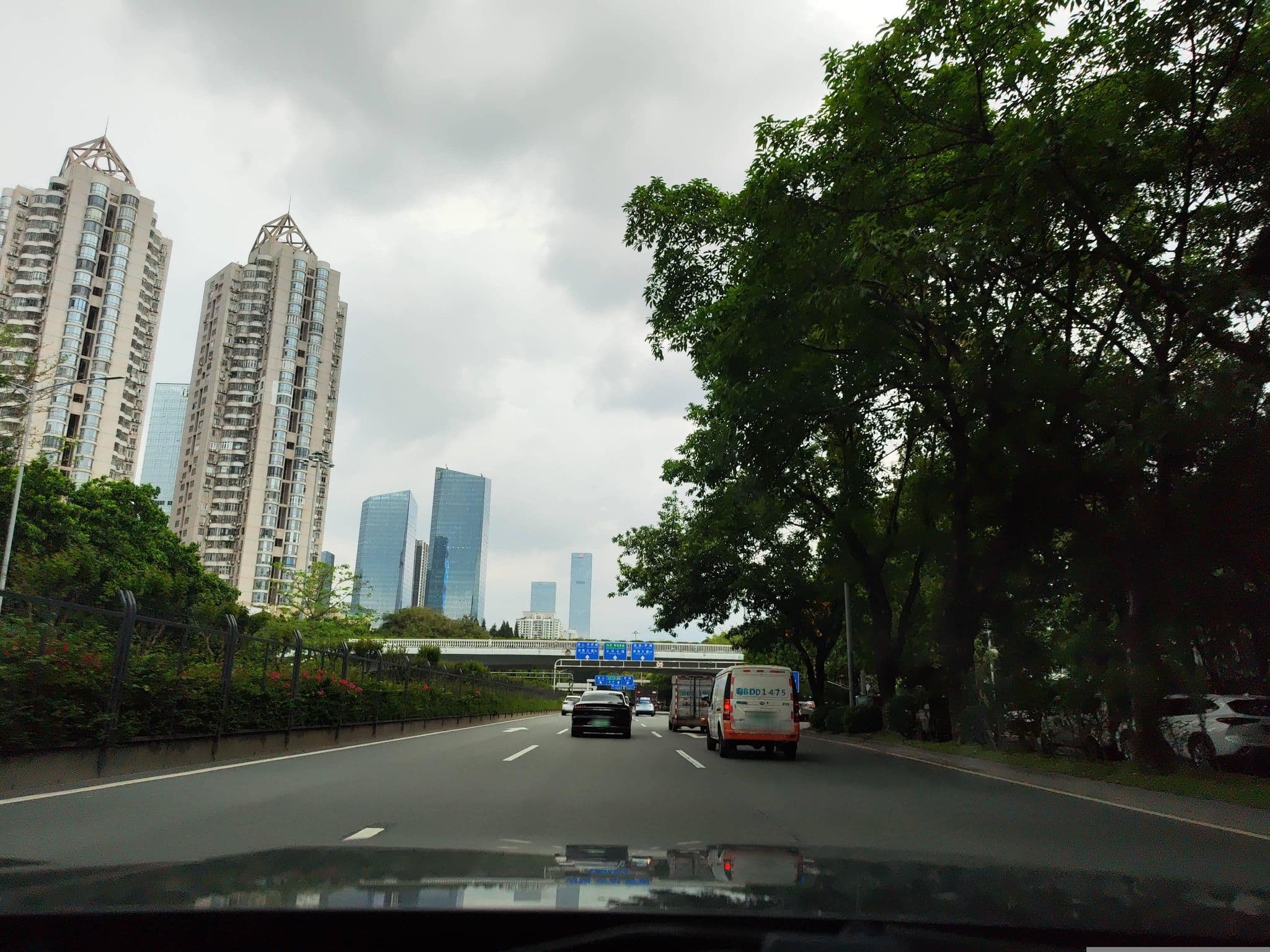 Street view near Qiuguo Hotel, Gangxia Subway Station, Shenzhen Convention And Exhibition Center, Gangsha — © Obanazawa_Kuri (CC BY-SA · Mapillary)