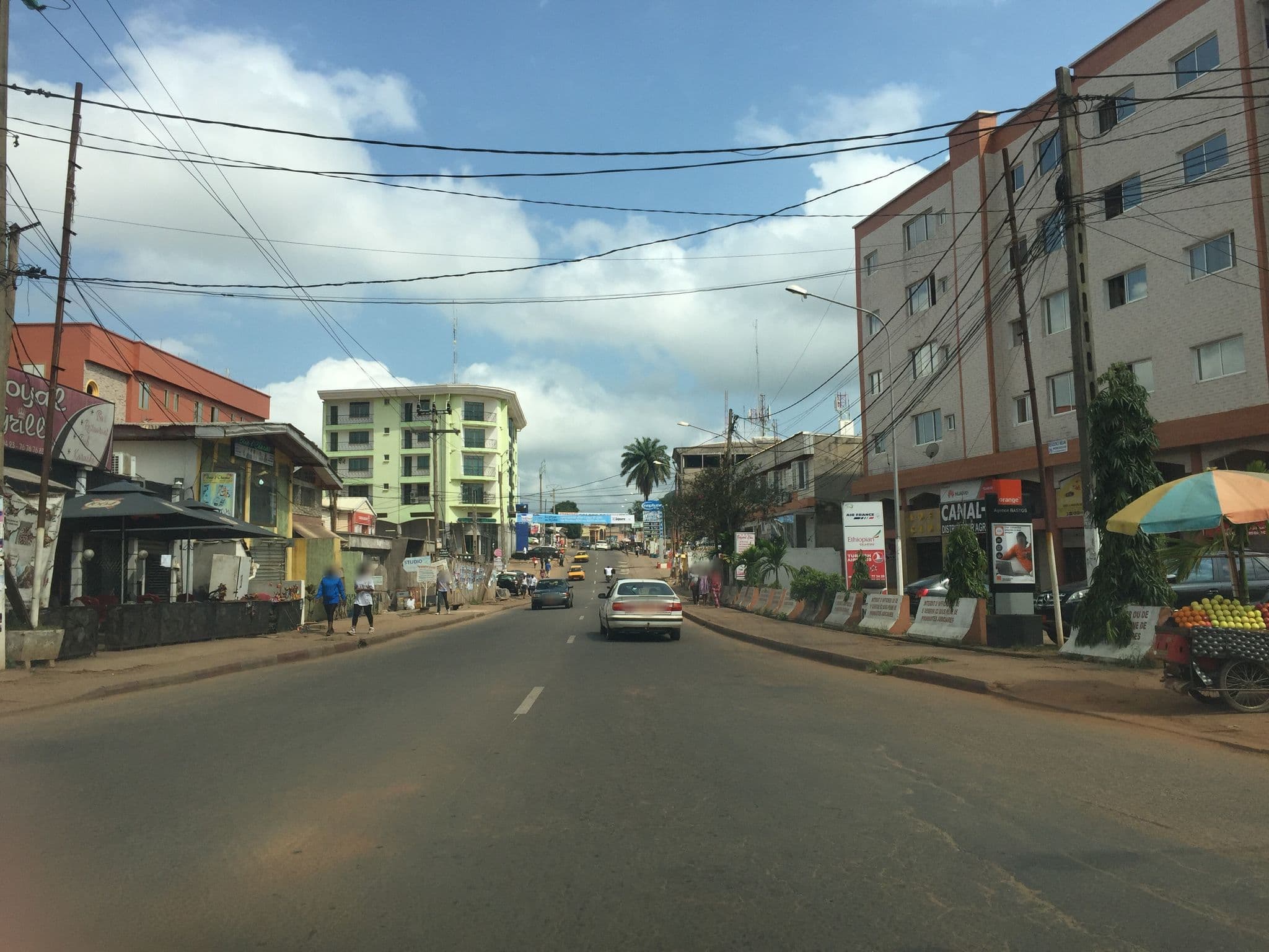 Street view near Meumi Palace, Yaoundé