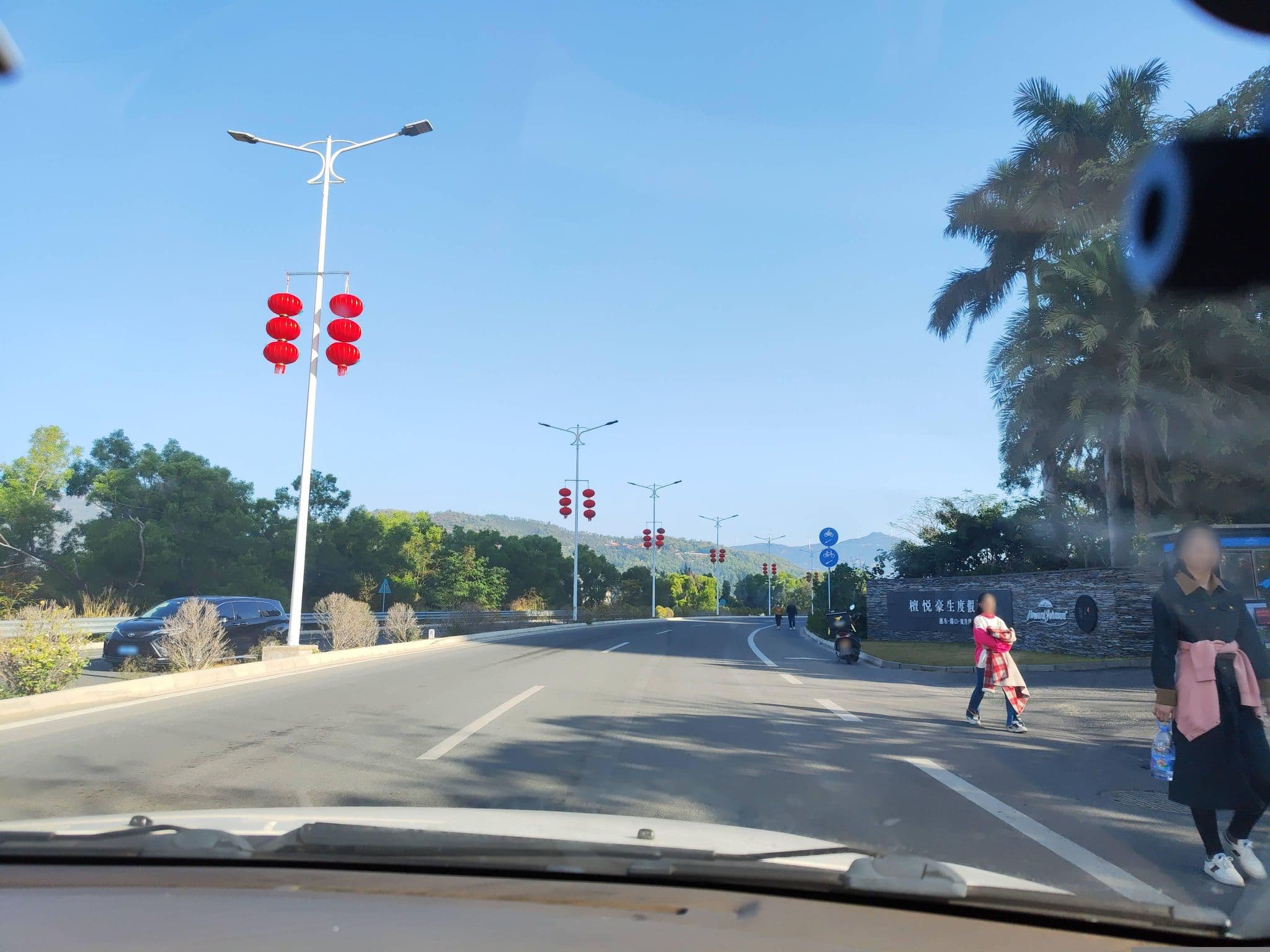 Street view near Howard Johnson Hotel, Pingshan — © Obanazawa_Kuri (CC BY-SA · Mapillary)