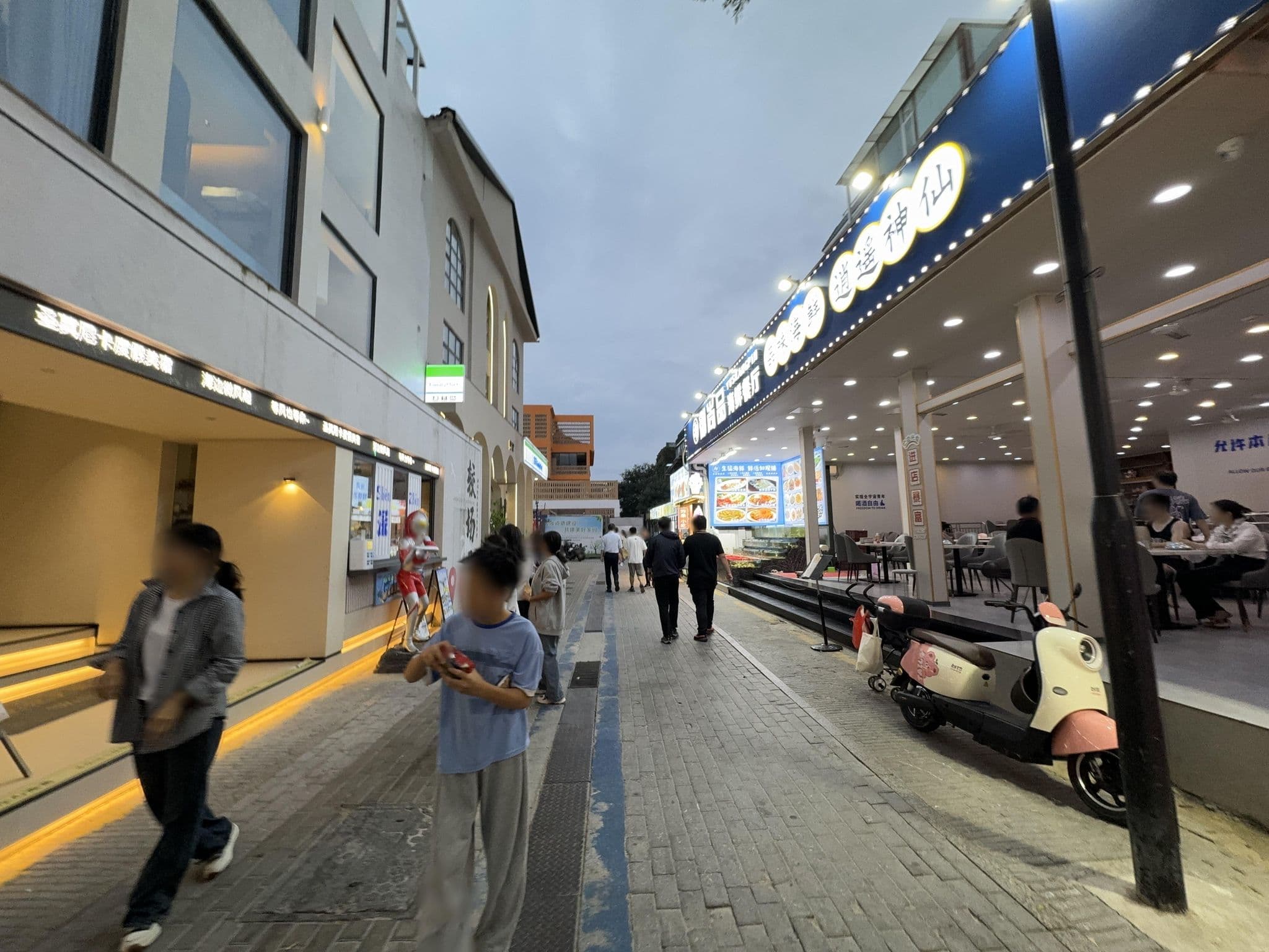 Street view near 锦源酒店 Jingyuan Hotel, Danshui — © filipb (CC BY-SA · Mapillary)