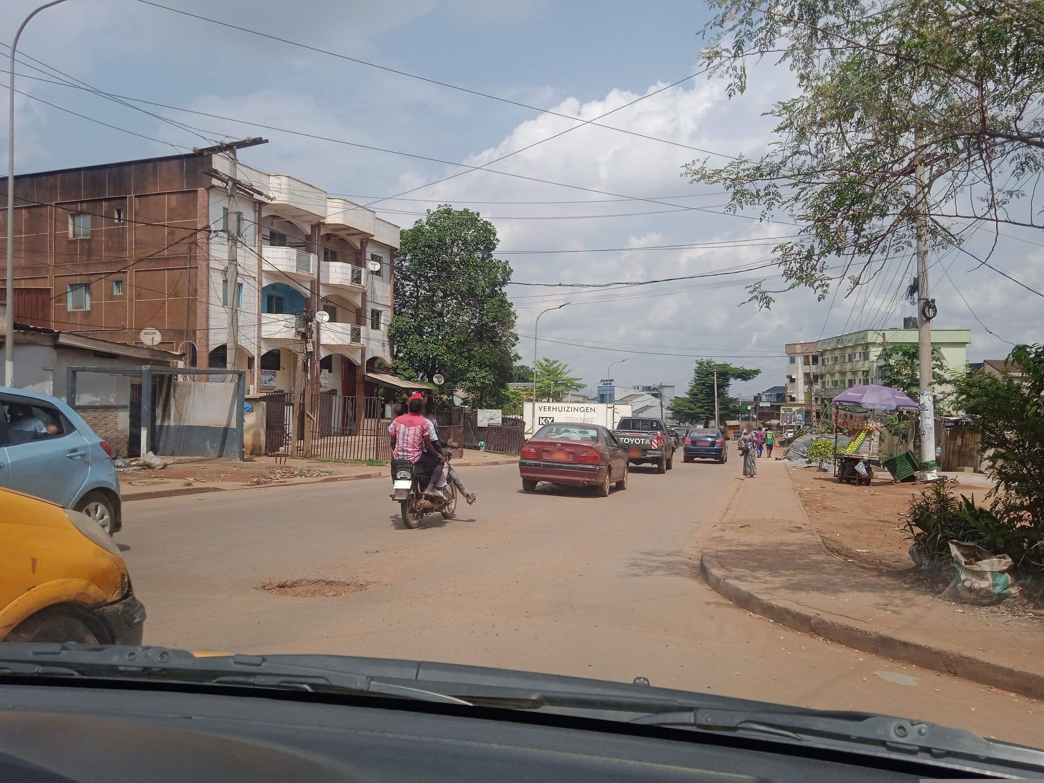 Street view near Hôtel La Renardière, Yaoundé