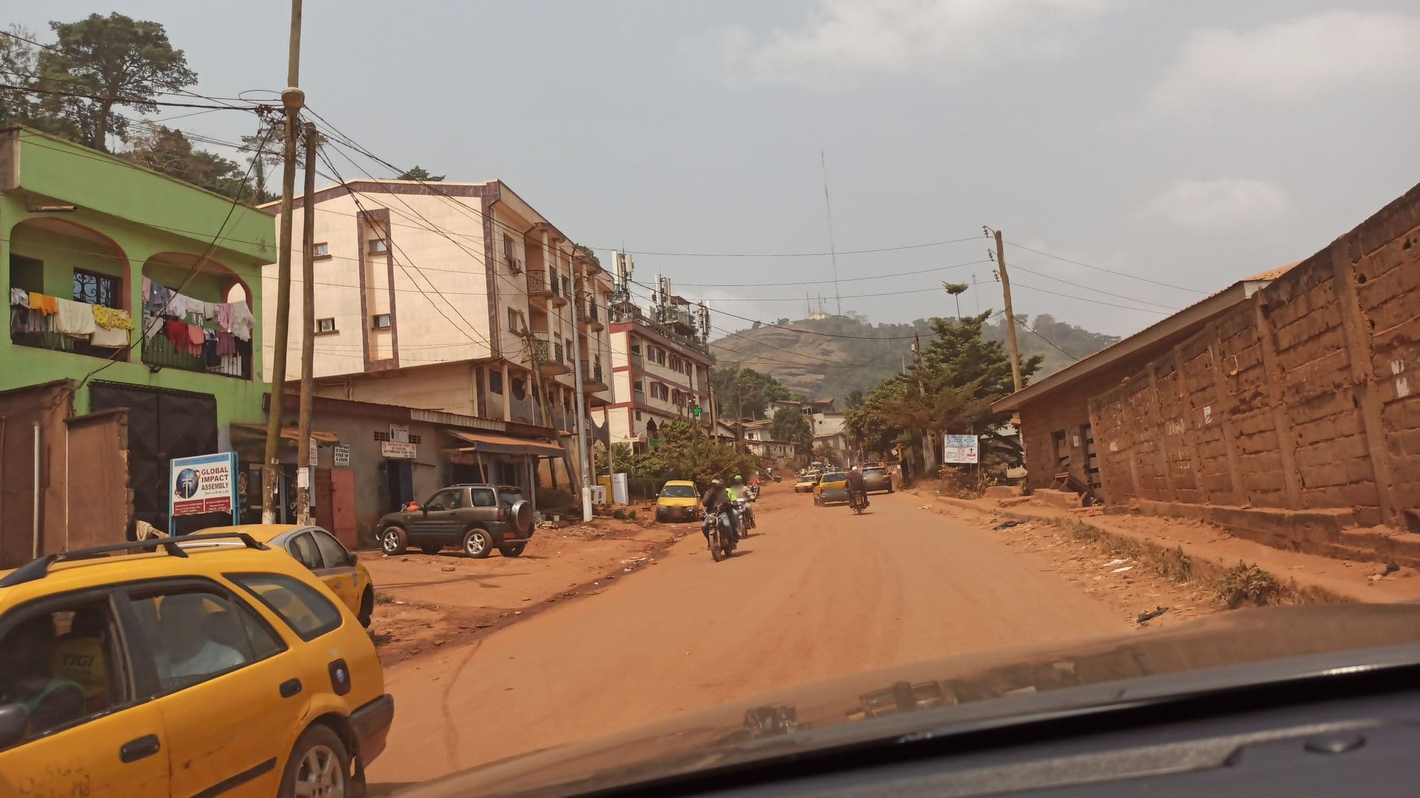 Street view near Panthere Hôtel, Yaoundé