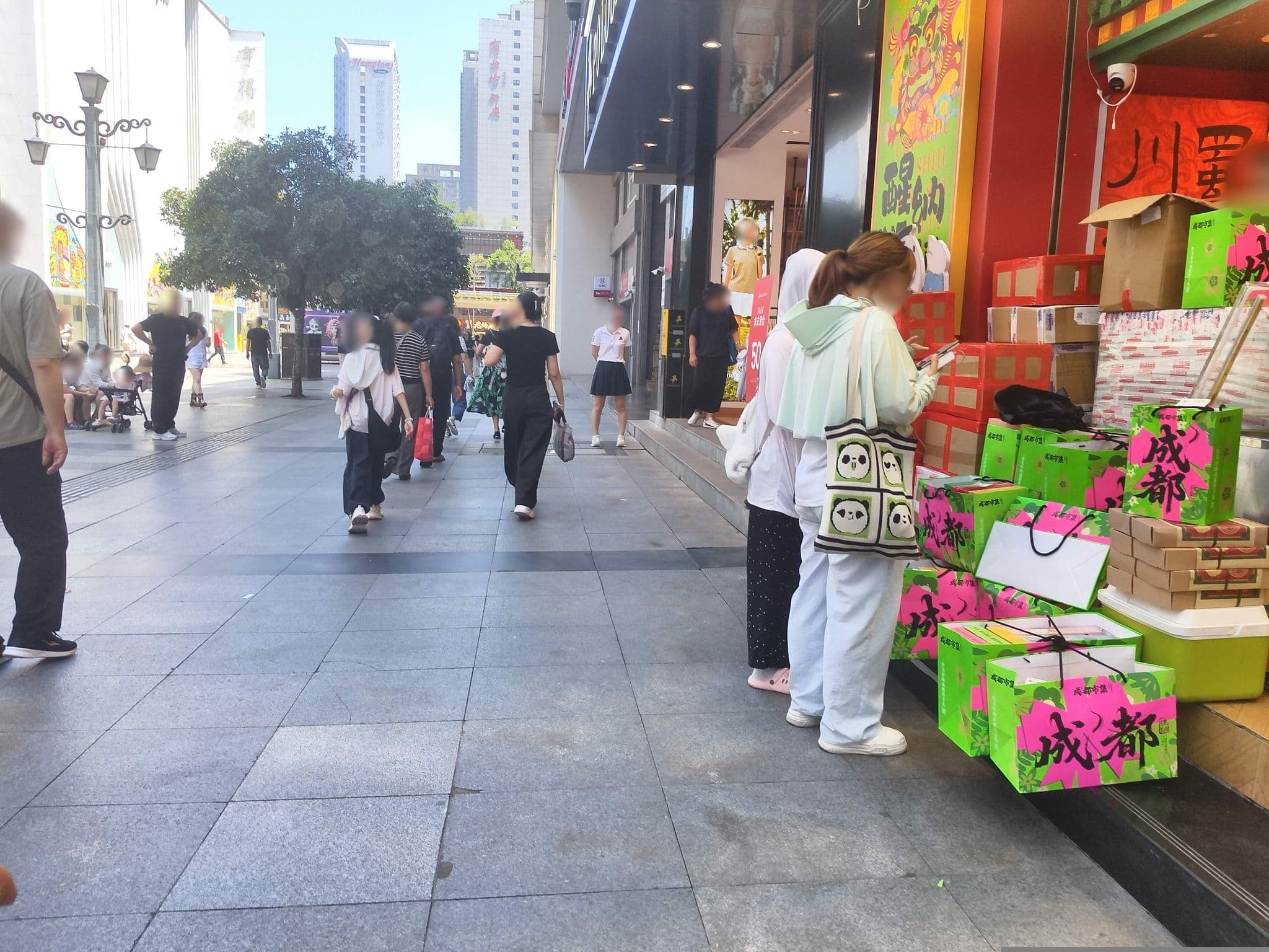 Street view near Mercure Hotel 美居酒店(春熙店), Chengdu — © fuf (CC BY-SA · Mapillary)