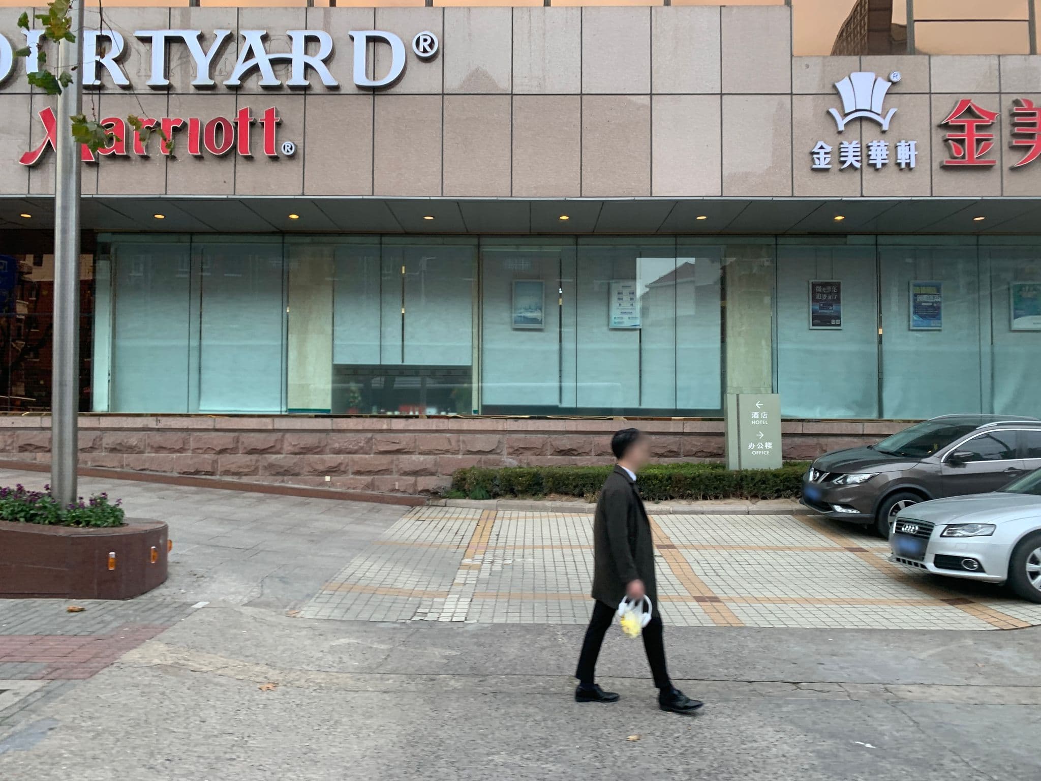 Street view near Courtyard万豪酒店, Pudong — © pLyMiEwGpWDLryMacQzo (CC BY-SA · Mapillary)