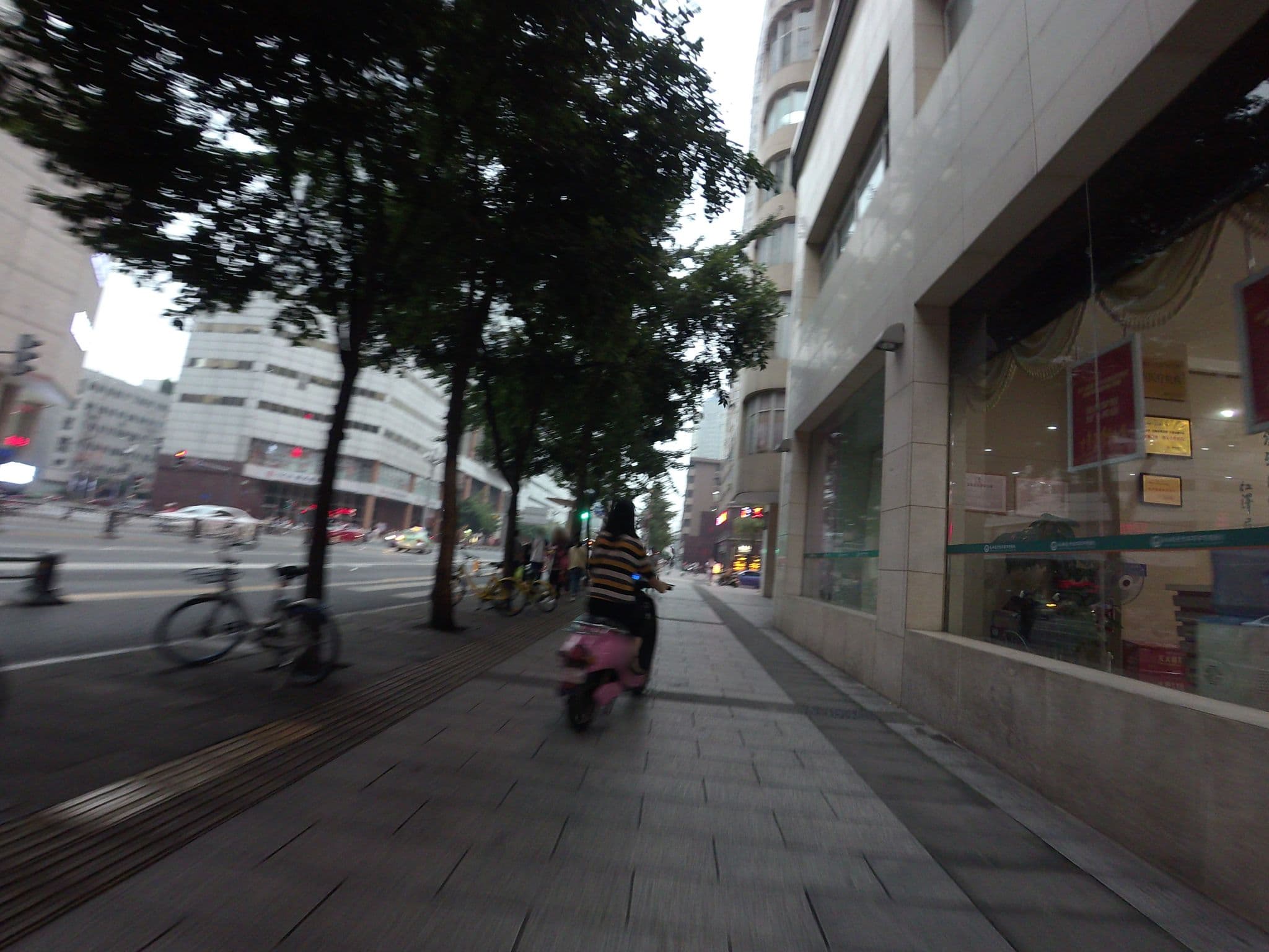 Street view near 瑞城名人酒店CELEBRITY RUICHENG HOTEL, Chengdu — © mapeadora (CC BY-SA · Mapillary)