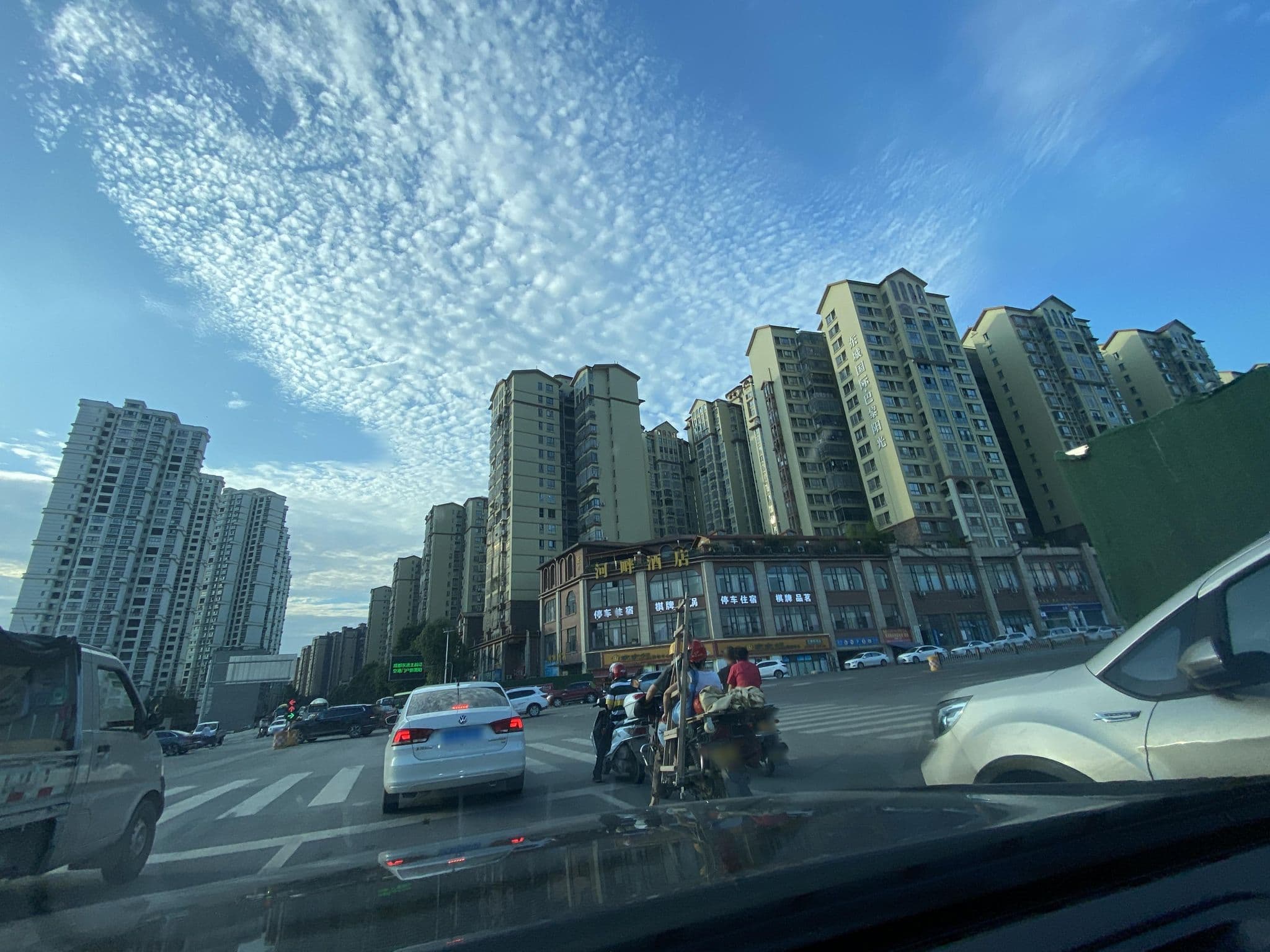 Street view near 简阳凯利宾馆, Ziyang — © adirricor (CC BY-SA · Mapillary)