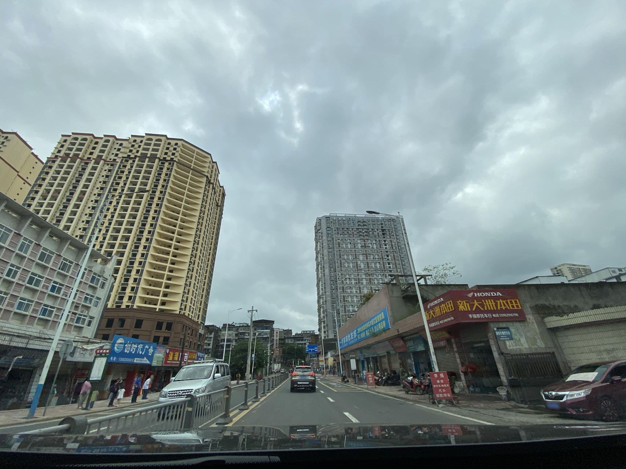Street view near 简阳一米阳光商务宾馆, Ziyang — © adirricor (CC BY-SA · Mapillary)