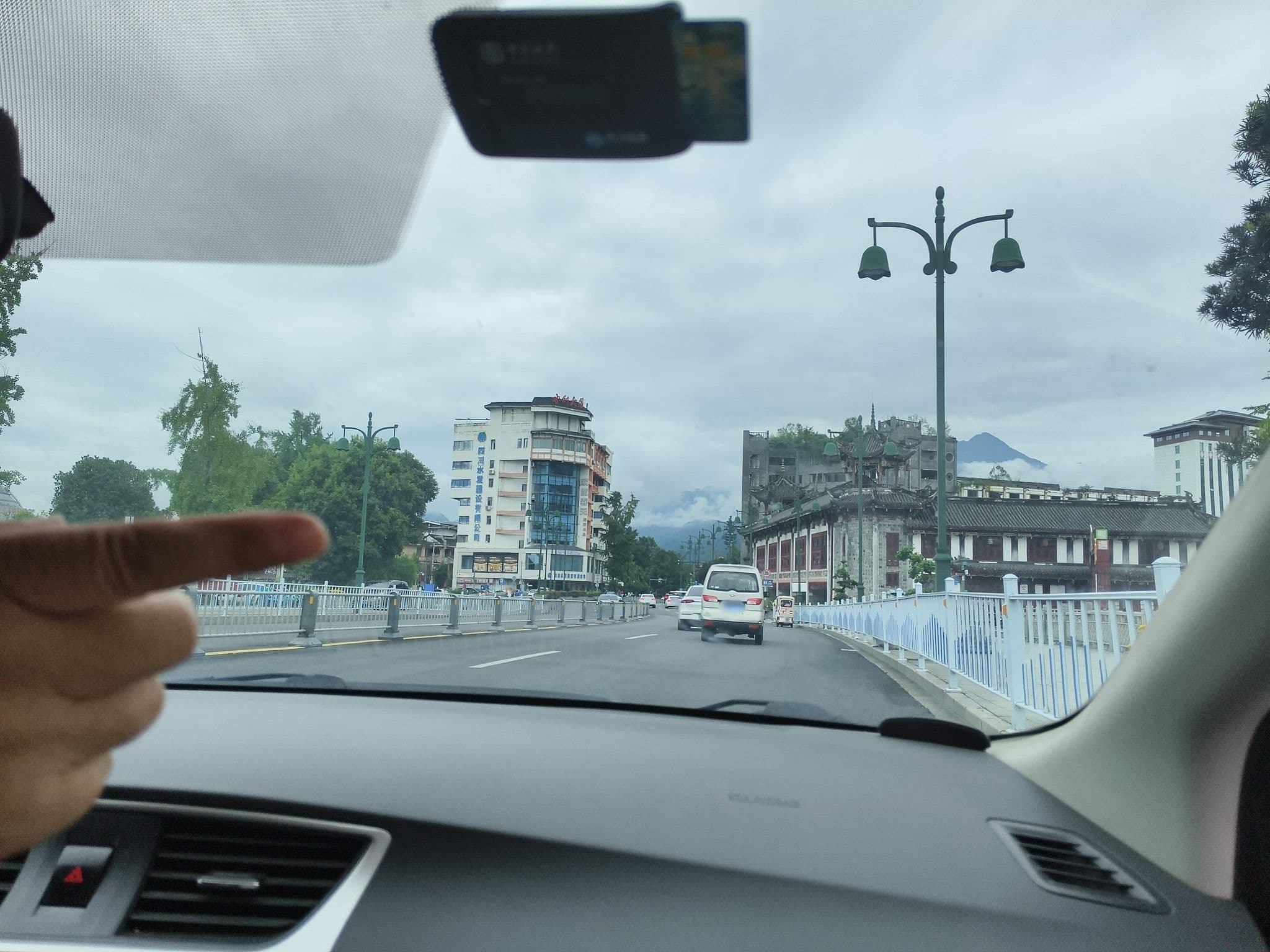 Street view near 都江堰1休.新时尚酒店, Tianpeng — © fuf (CC BY-SA · Mapillary)