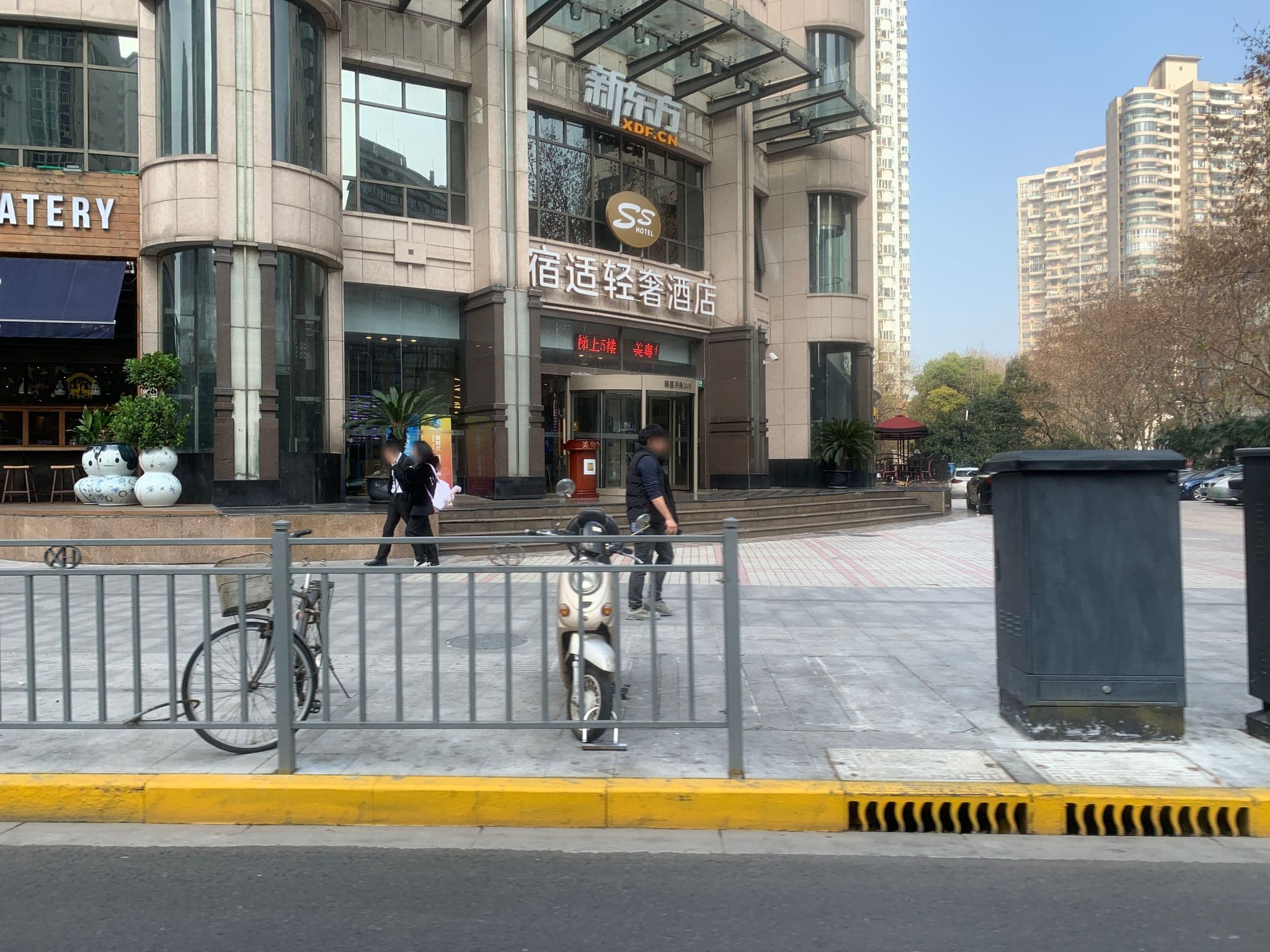 Street view near Somerset Xu Hui, Xuhui — © pLyMiEwGpWDLryMacQzo (CC BY-SA · Mapillary)
