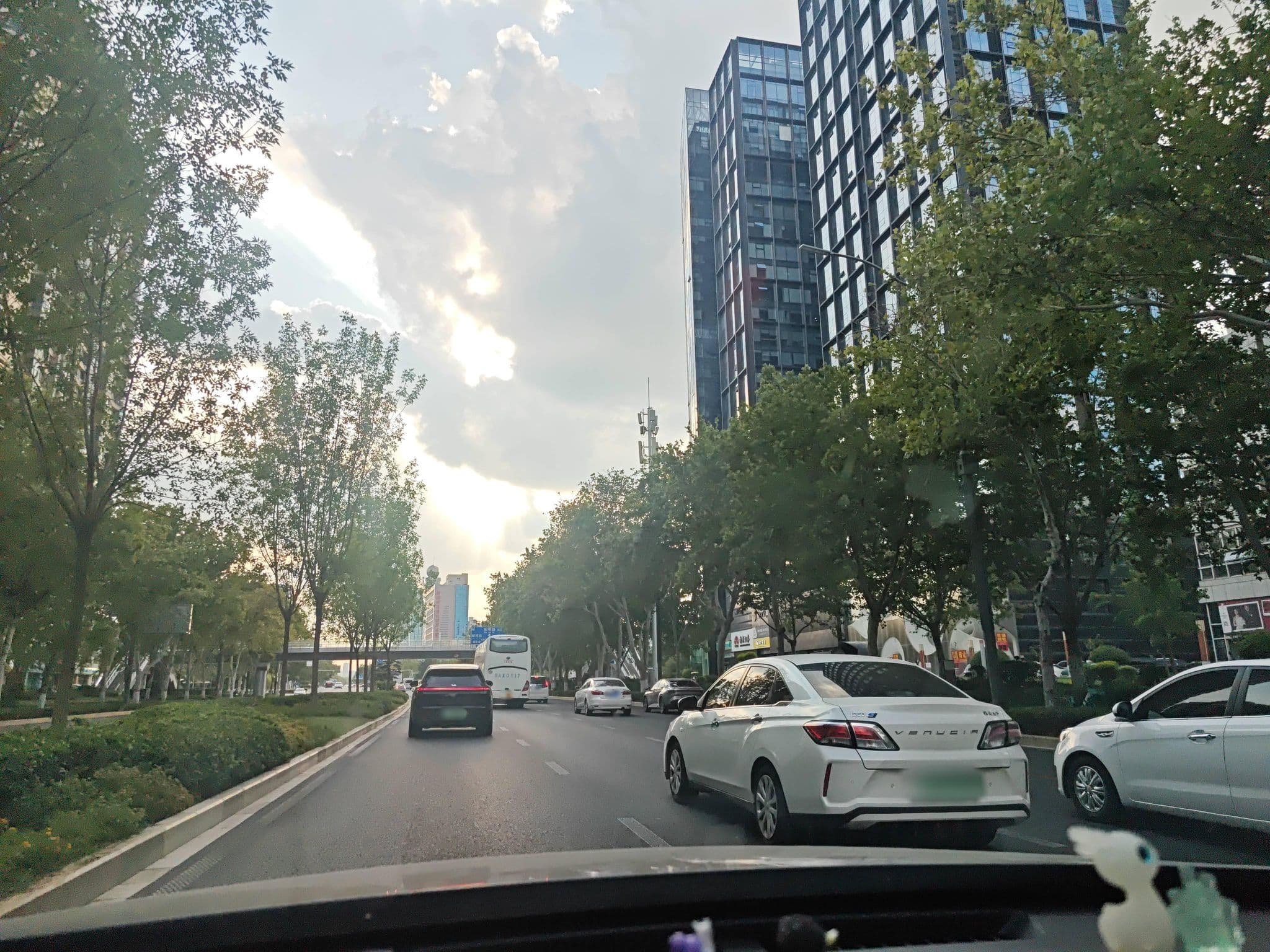 Street view near Hilton, Zhengzhou — © cuiniubeee (CC BY-SA · Mapillary)