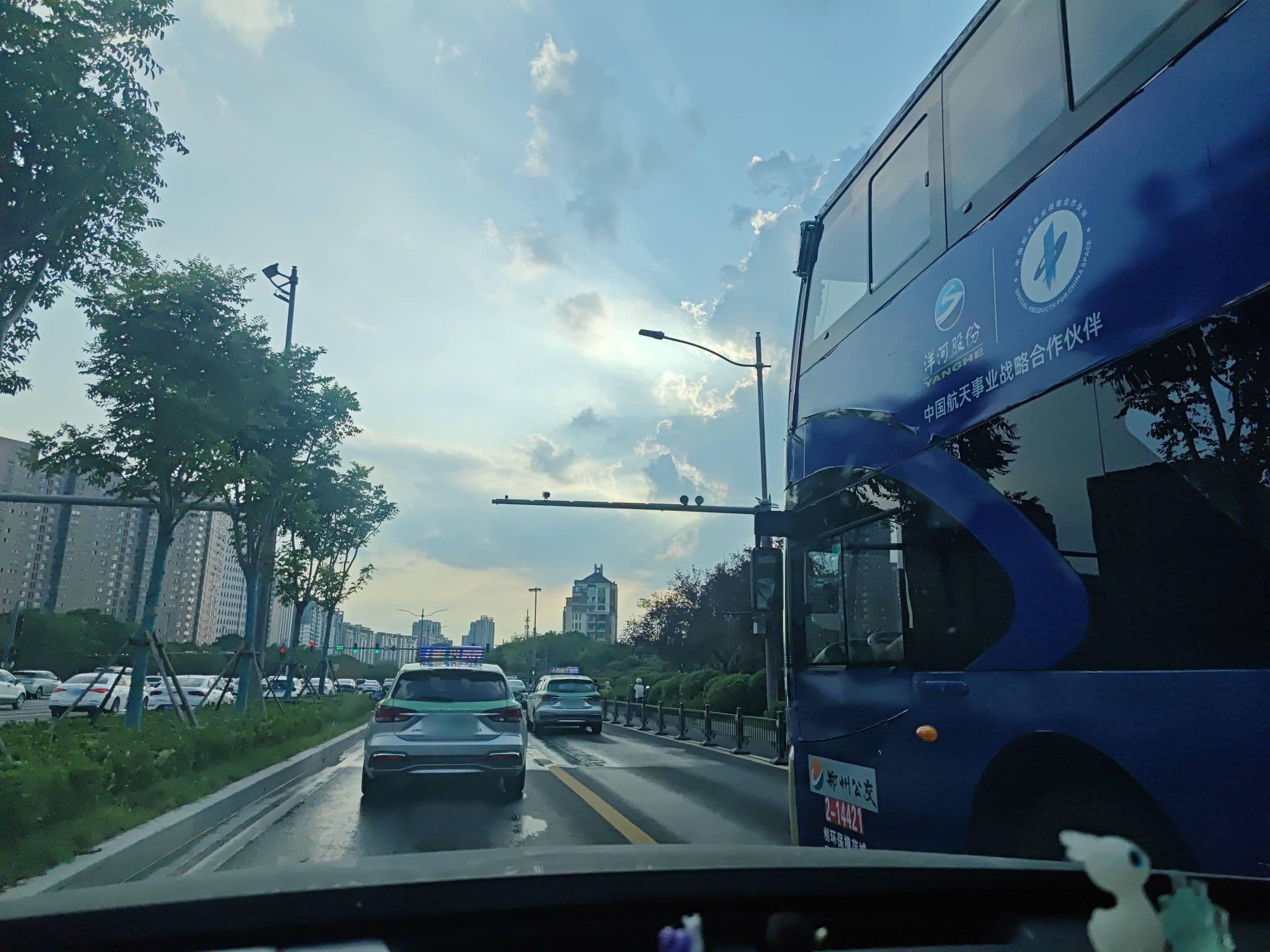 Street view near Charlton International Hotel, Zhengzhou — © cuiniubeee (CC BY-SA · Mapillary)