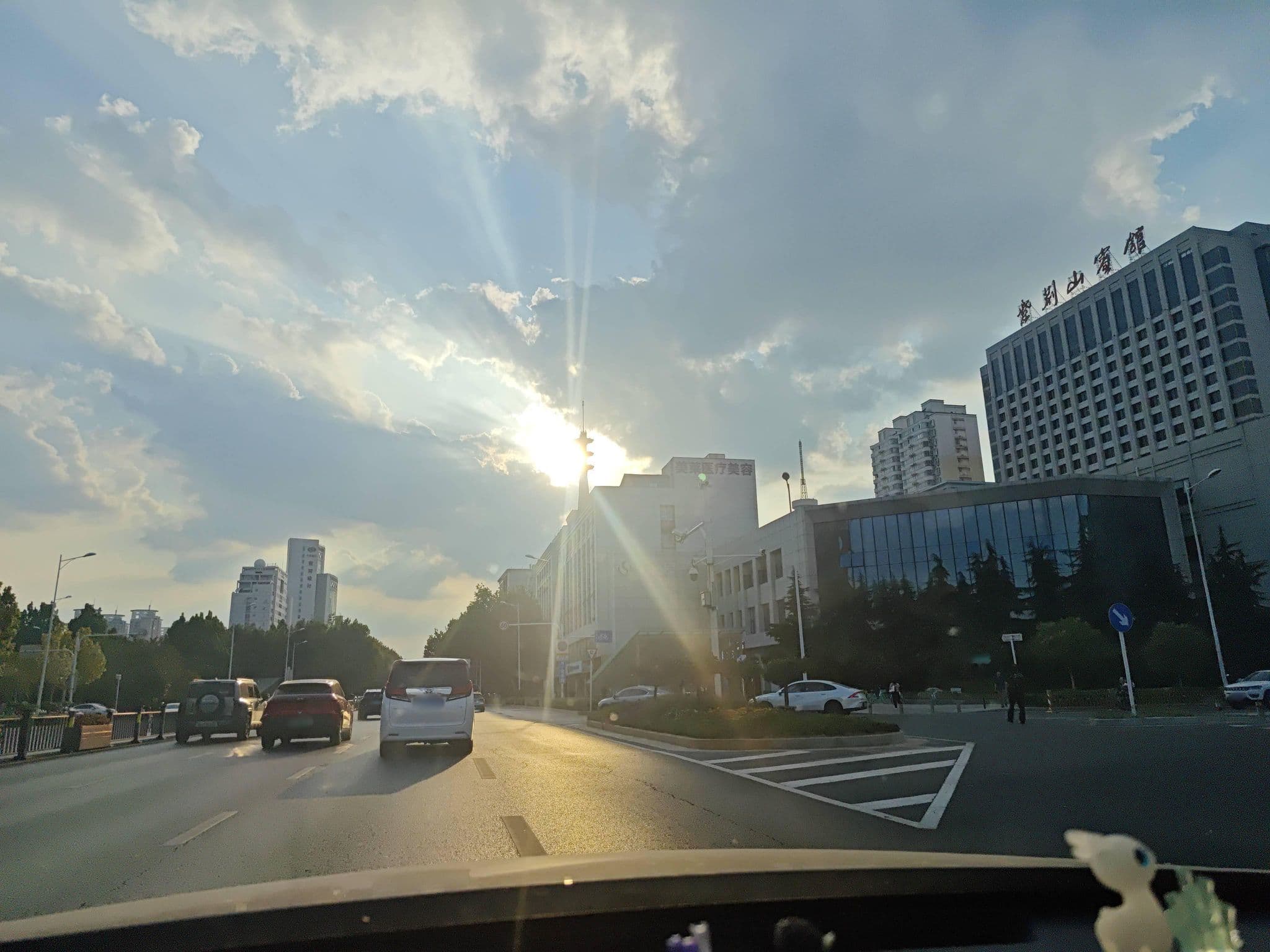 Street view near 金河宾馆, Zhengzhou — © cuiniubeee (CC BY-SA · Mapillary)