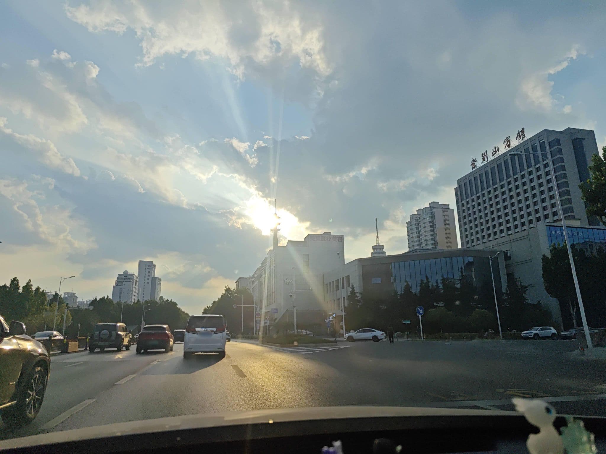 Street view near Holiday Inn Express, Zhengzhou — © cuiniubeee (CC BY-SA · Mapillary)