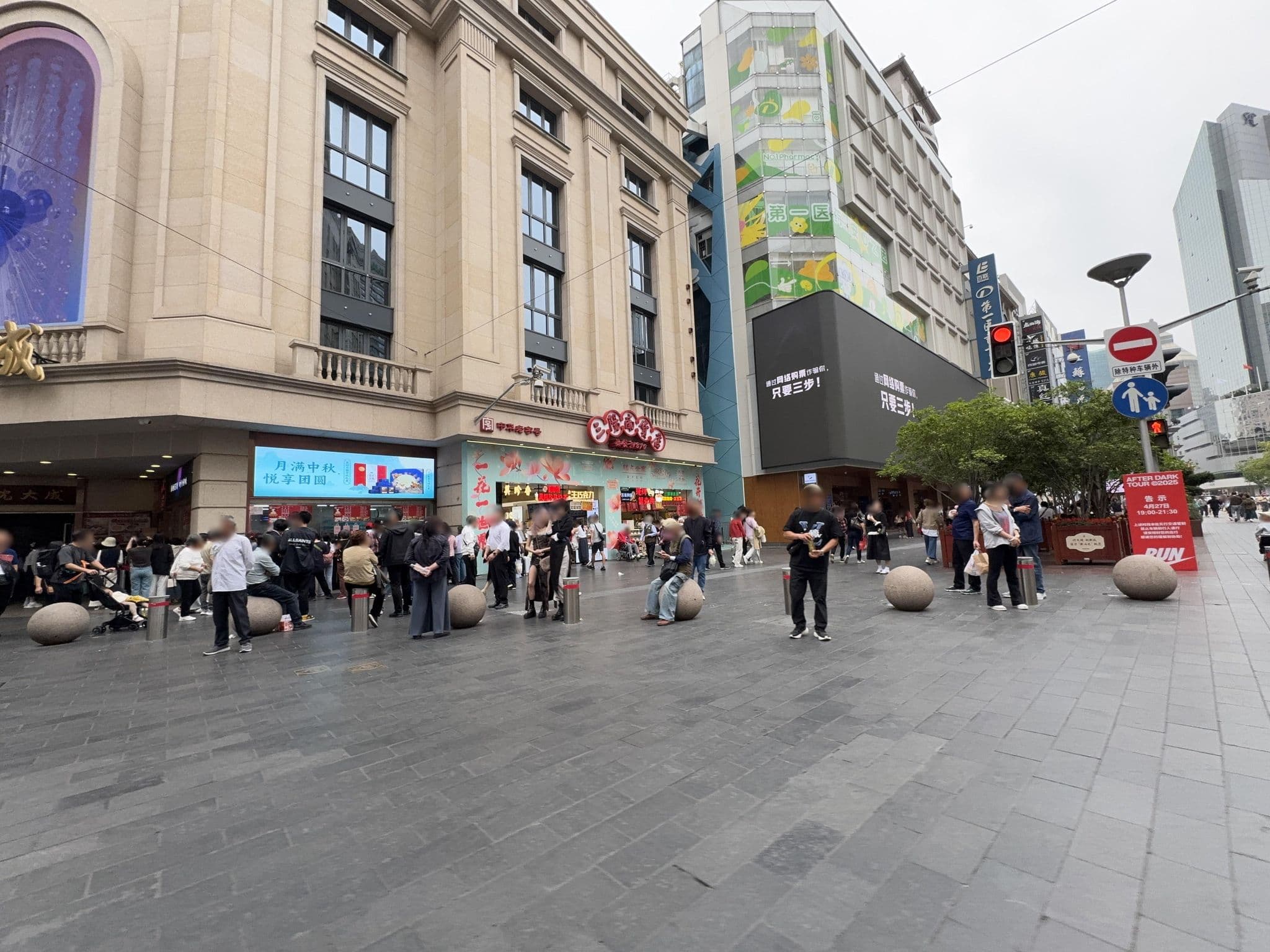 Street view near Gem Hotel, Huangpu — © filipb (CC BY-SA · Mapillary)