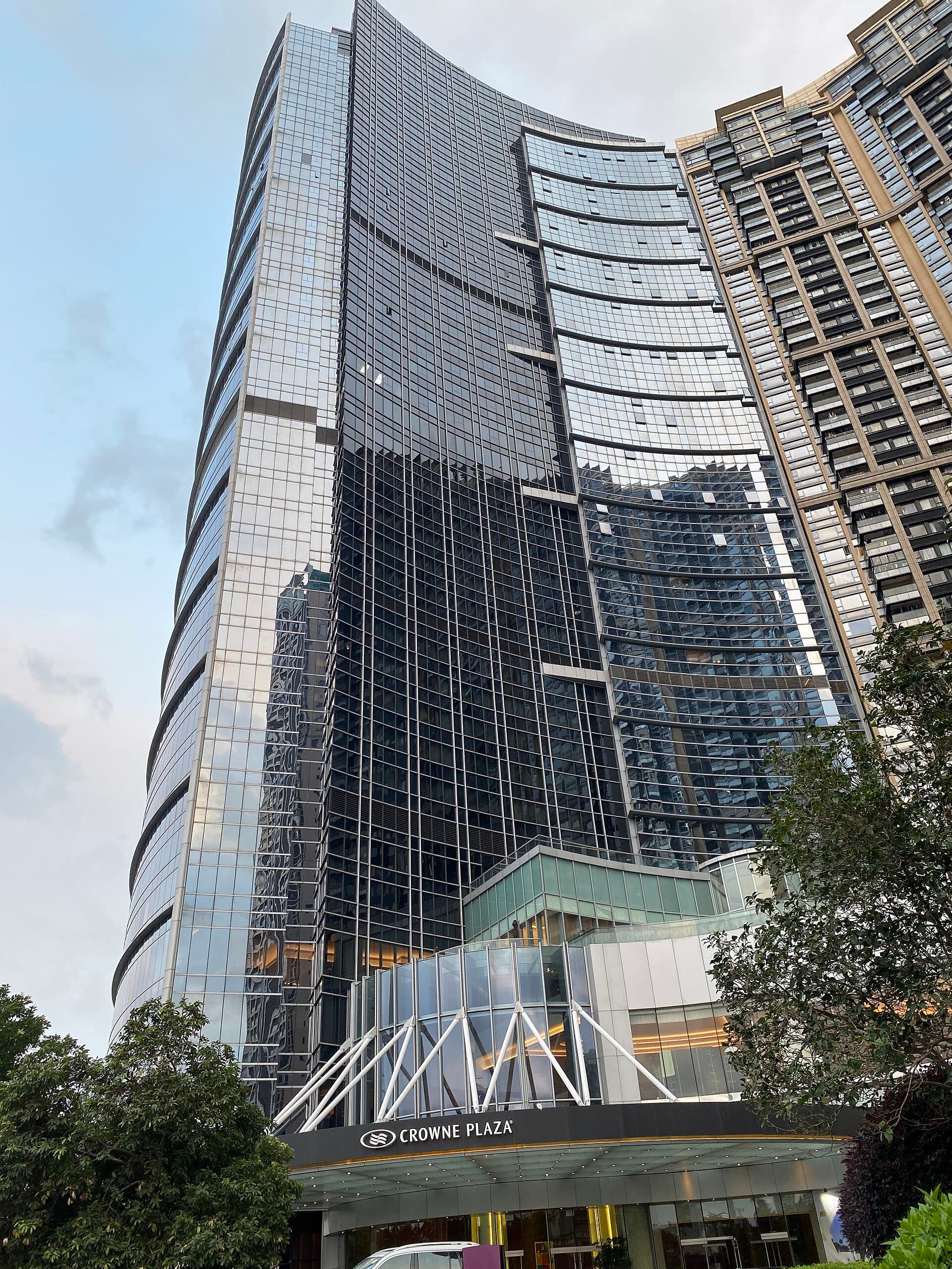 澳門皇冠假日酒店 Crowne Plaza Macau (via Wikimedia Commons, CC BY-SA 4.0)
