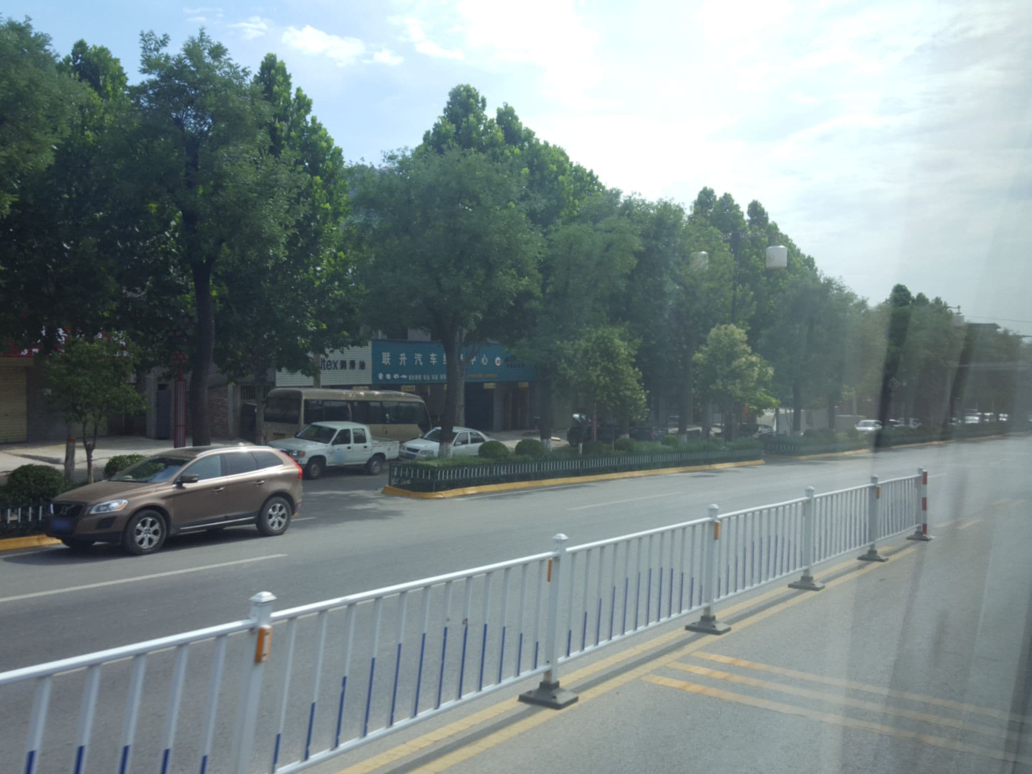 Street view near 临潼亚细亚公寓, Lintong — © hobgoblin (CC BY-SA · Mapillary)
