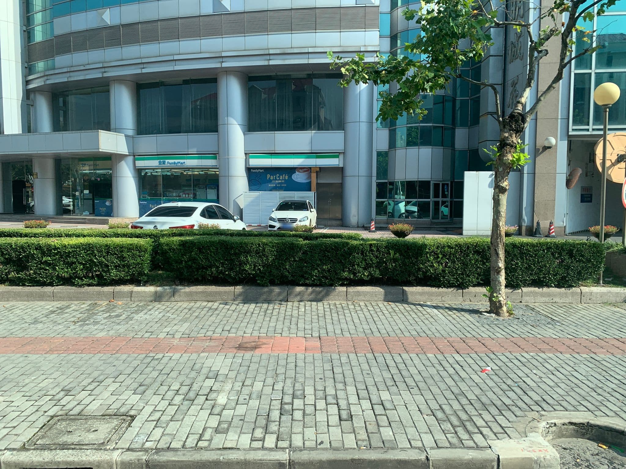 Street view near Supreme Tower, Pudong — © pLyMiEwGpWDLryMacQzo (CC BY-SA · Mapillary)