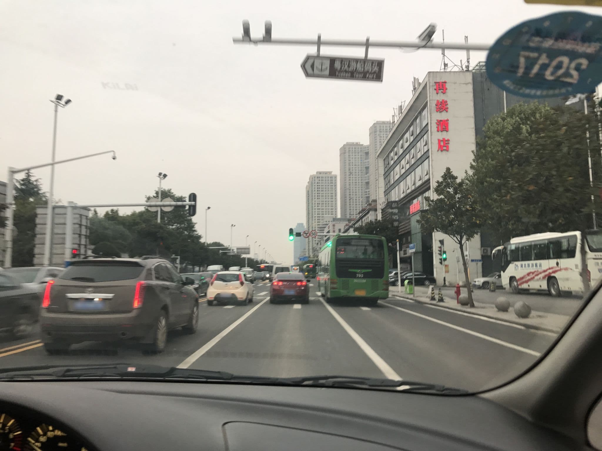 Street view near 江城明珠豪生大酒店 | Howard Johnson Pearl Plaza Wuhan, Wuhan — © jqka (CC BY-SA · Mapillary)