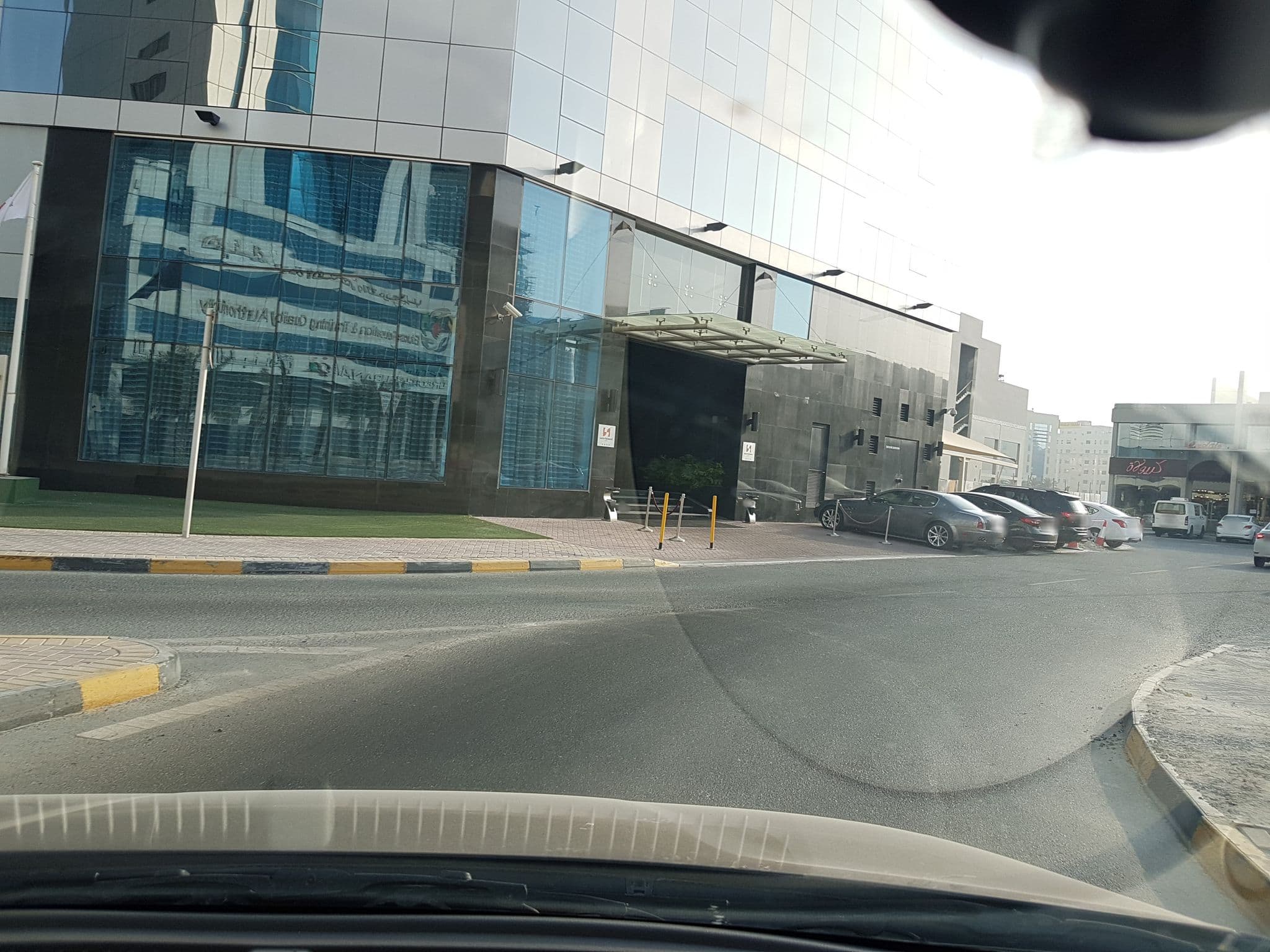 Street view near Swiss-Bel Hotel Seef, Sanābis — © cheshirecat (CC BY-SA · Mapillary)