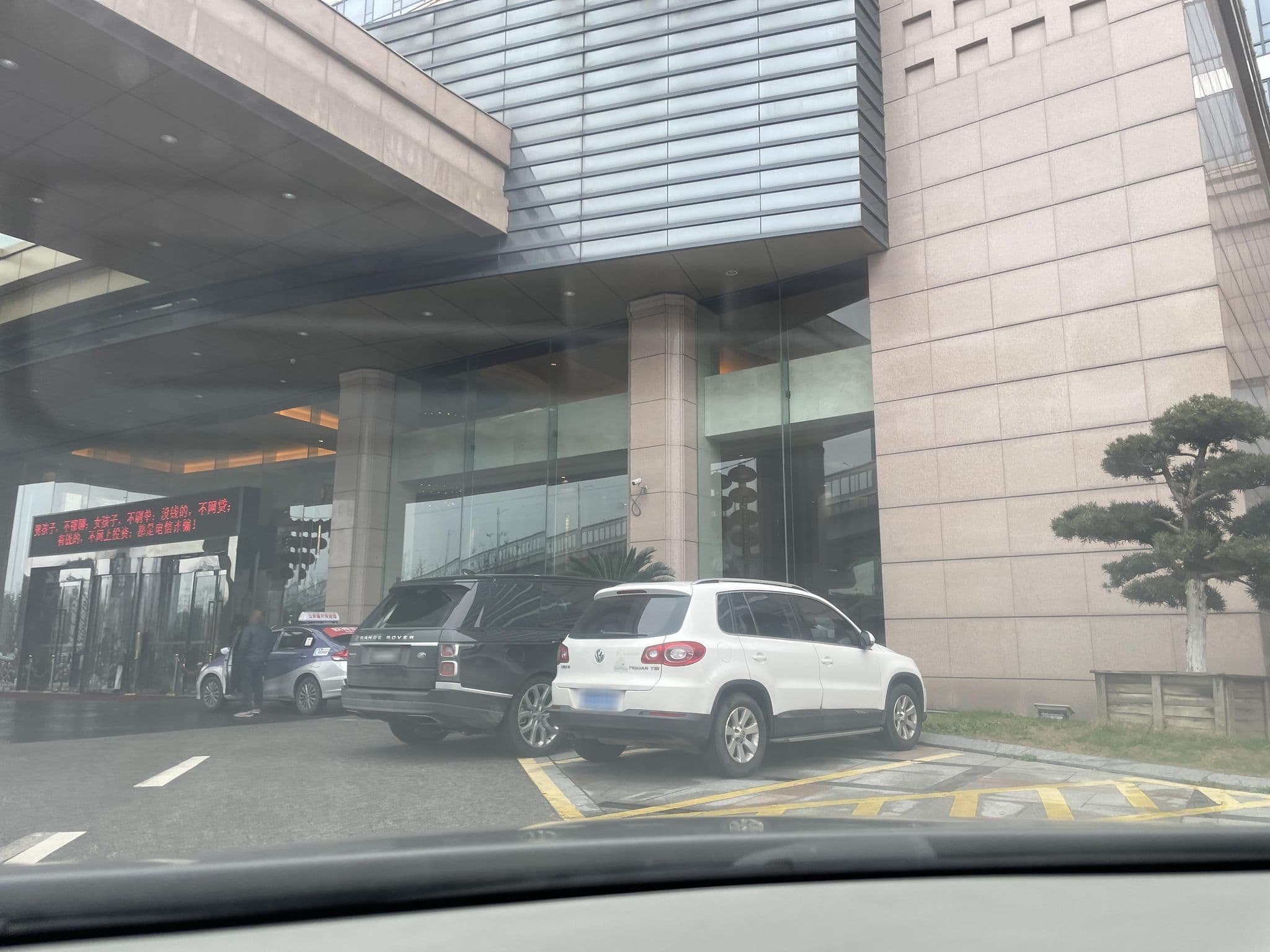 Street view near 富悦大酒店 Fuyue Hotel, Jiaxing — © LisbethMarkus (CC BY-SA · Mapillary)
