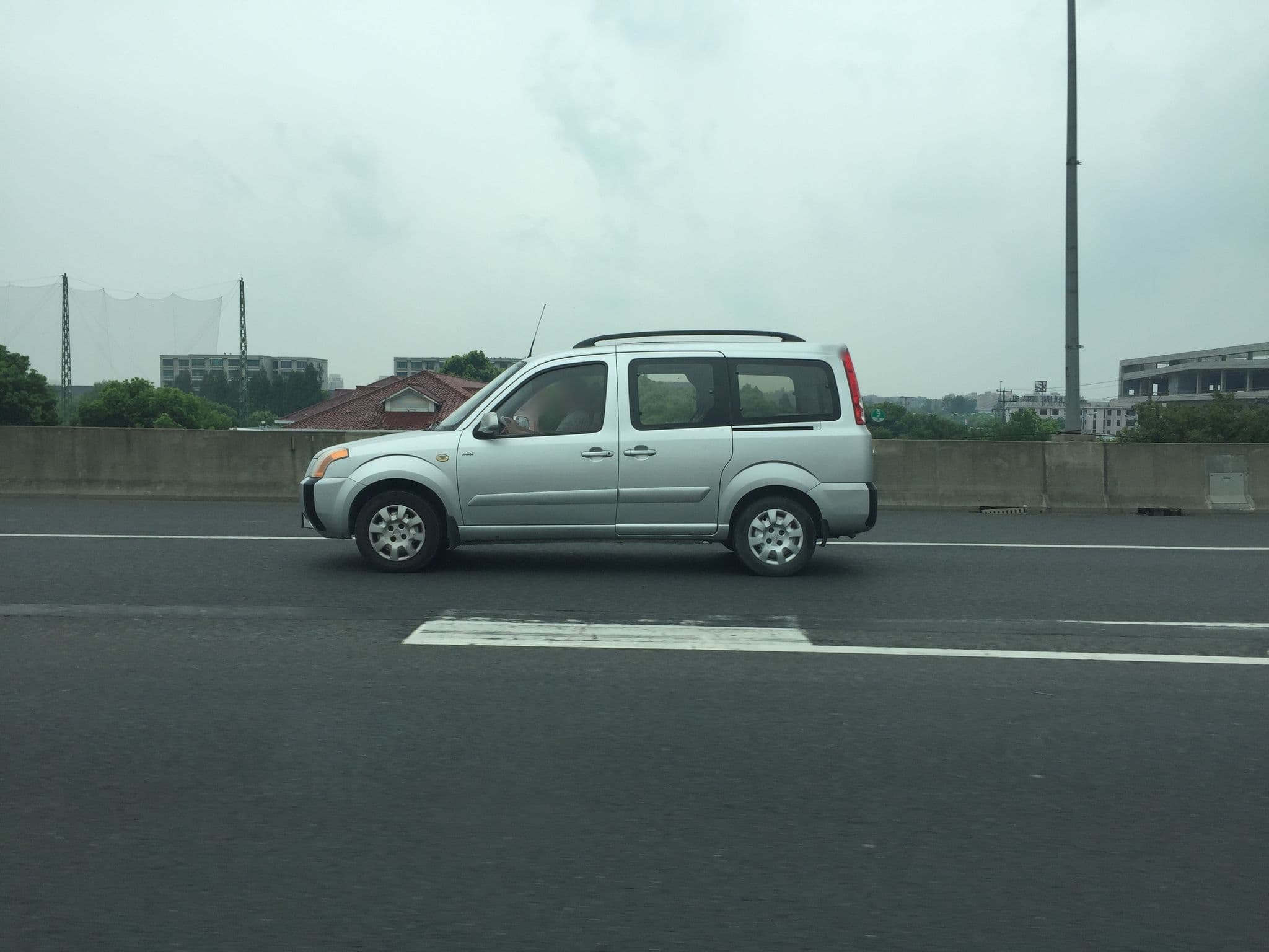 Street view near Motel 168 (莫泰168), Qibao — © pLyMiEwGpWDLryMacQzo (CC BY-SA · Mapillary)