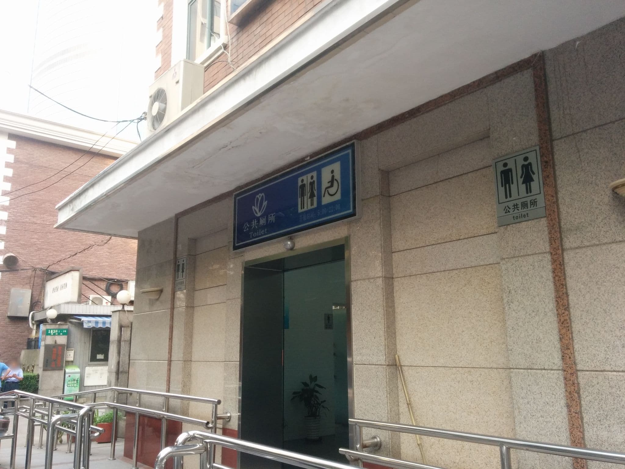 Street view near 南阳四季, Shanghai — © pammay (CC BY-SA · Mapillary)