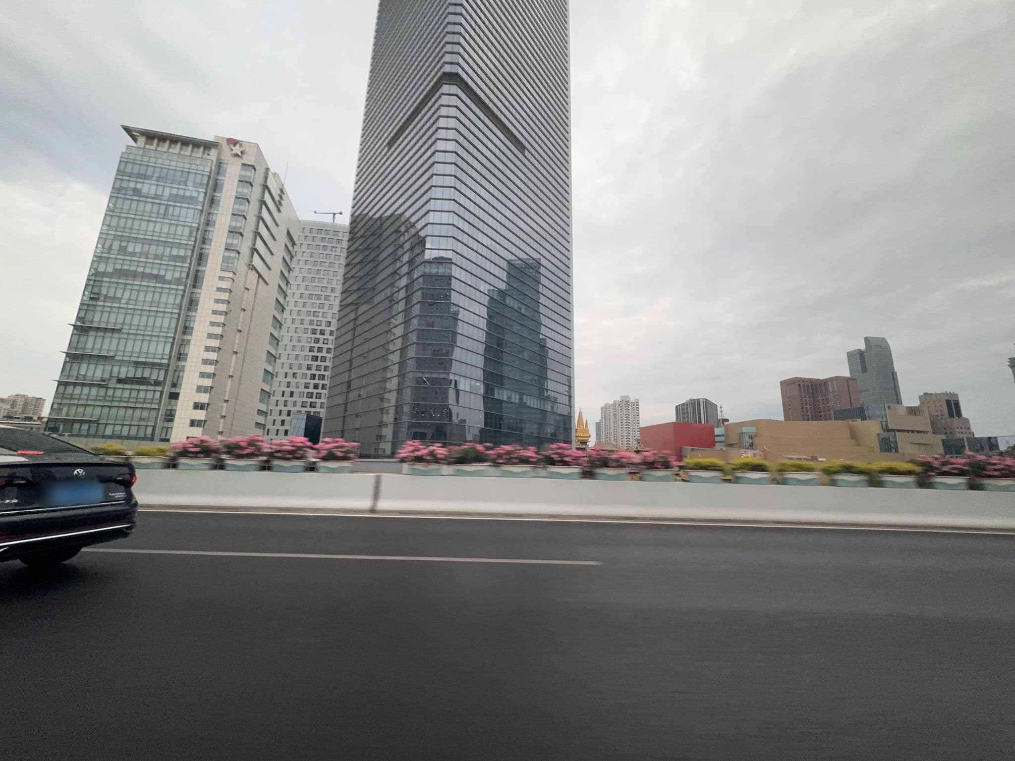 Street view near Shanghai Int’l Equatorial Hotel | 上海国际贵都大饭店, Shanghai — © filipb (CC BY-SA · Mapillary)