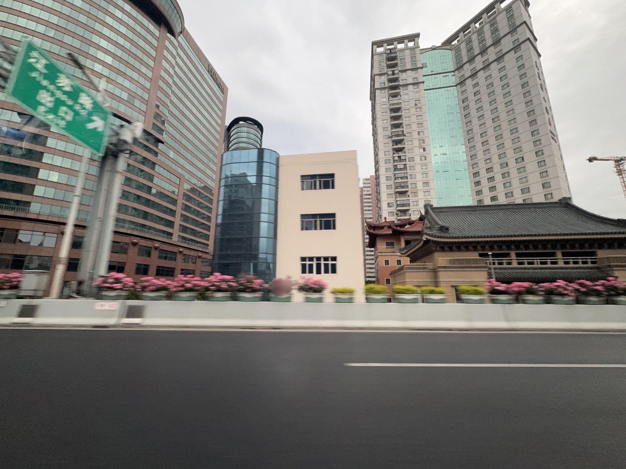 Street view near Yixing Hotel, Changning — © filipb (CC BY-SA · Mapillary)